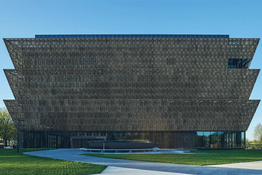Façade en bronze du National Museum of African American History sur le National Mall