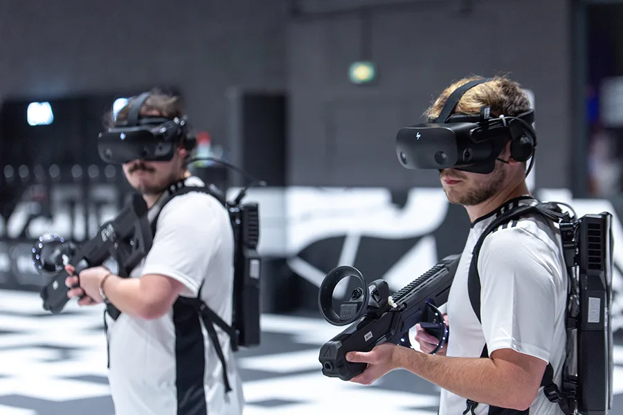 Joueur équipé d'un casque VR et de manettes pendant une session de jeu en réalité virtuelle