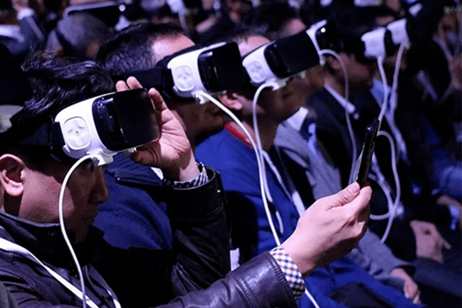 Collaborateur en réunion virtuelle avec un casque VR dans un espace de travail