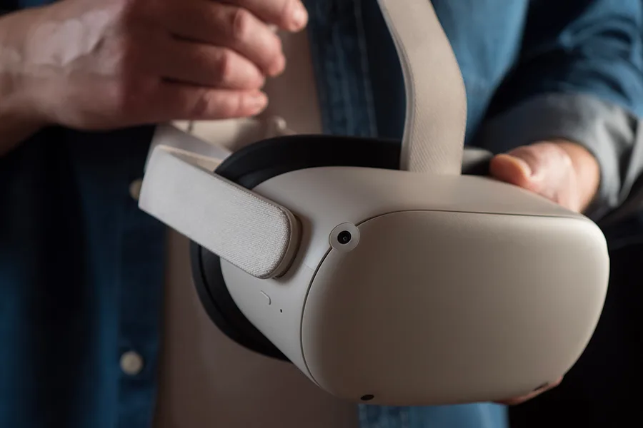 Casque de réalité virtuelle Meta Quest tenu en main avant une session immersive