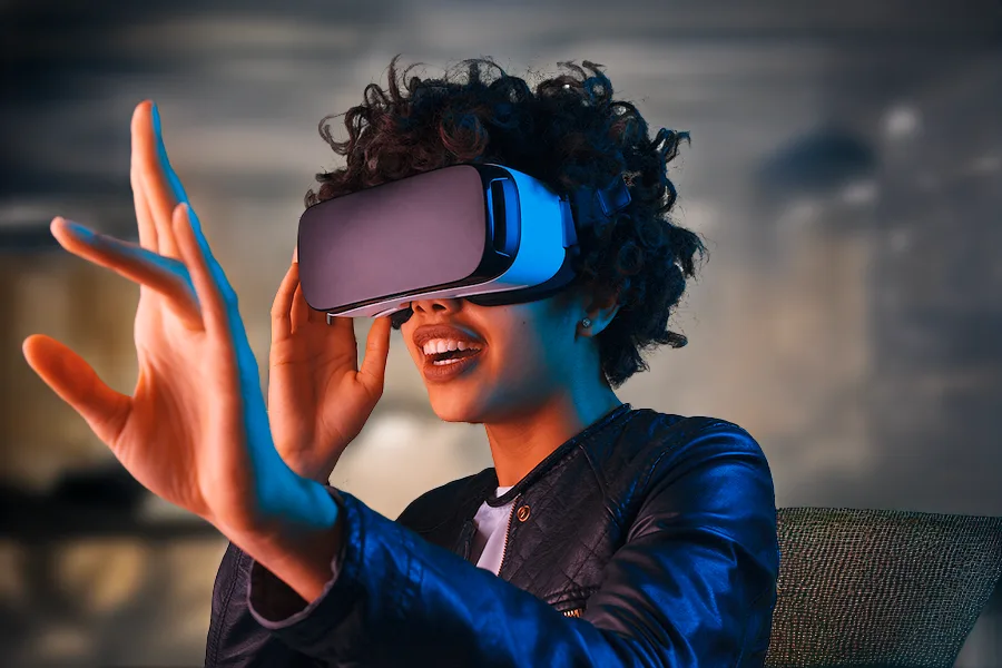 Femme testant un casque de réalité virtuelle lors d'une démonstration