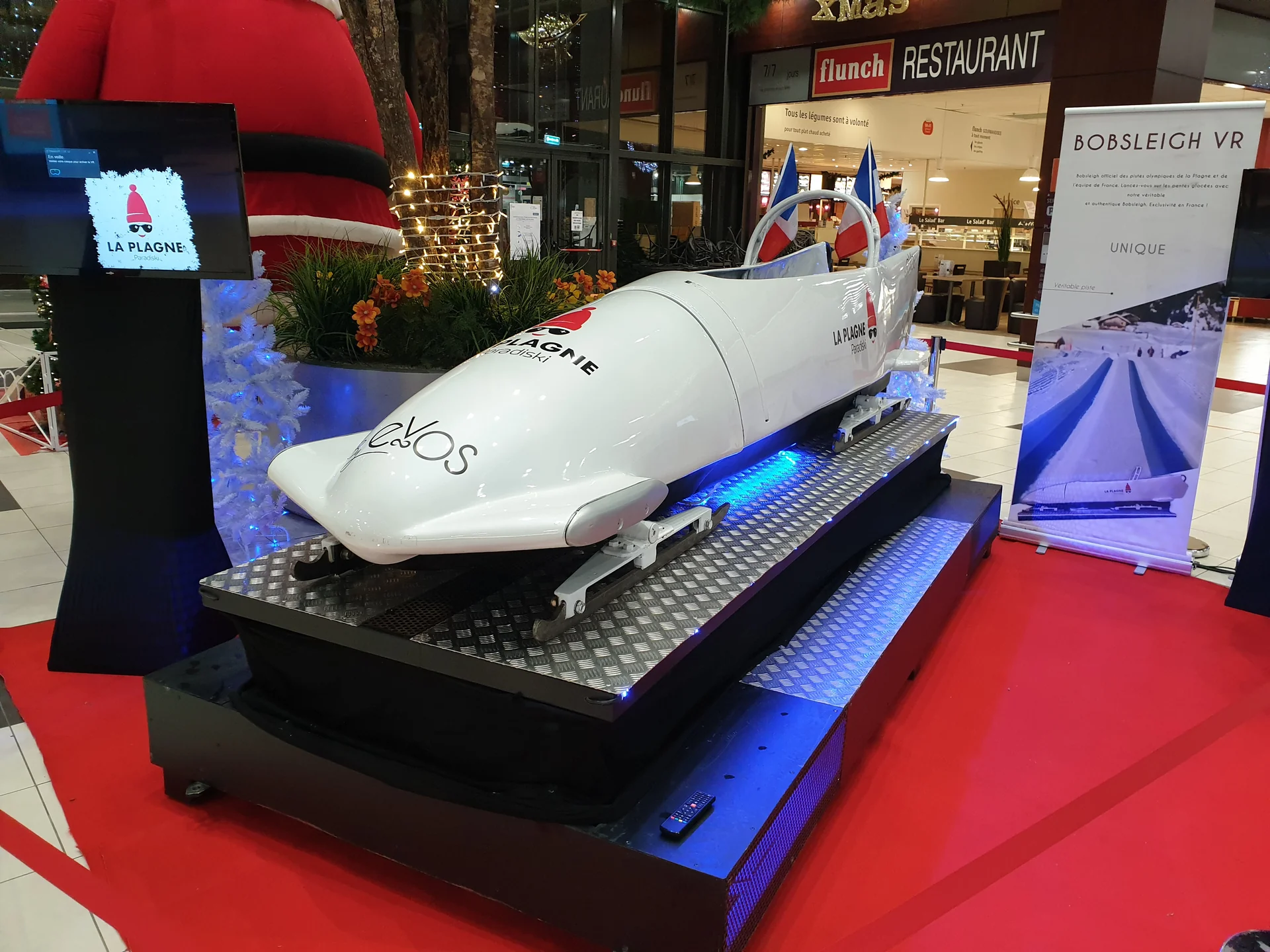 Bobsleigh VR custom avec branding La Plagne Paradiski dans la galerie commerciale décorée pour Noël