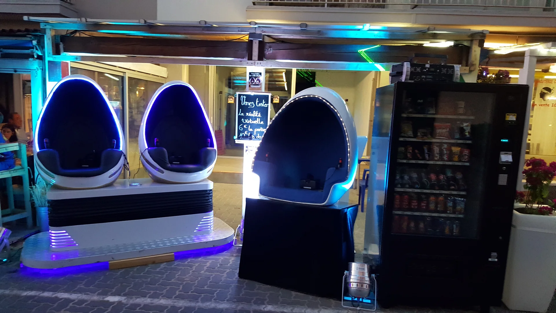 Stand VR éphémère illuminé en LED bleues le soir sur le port de Gruissan avec deux Evos Sensation et un Cocooning VR