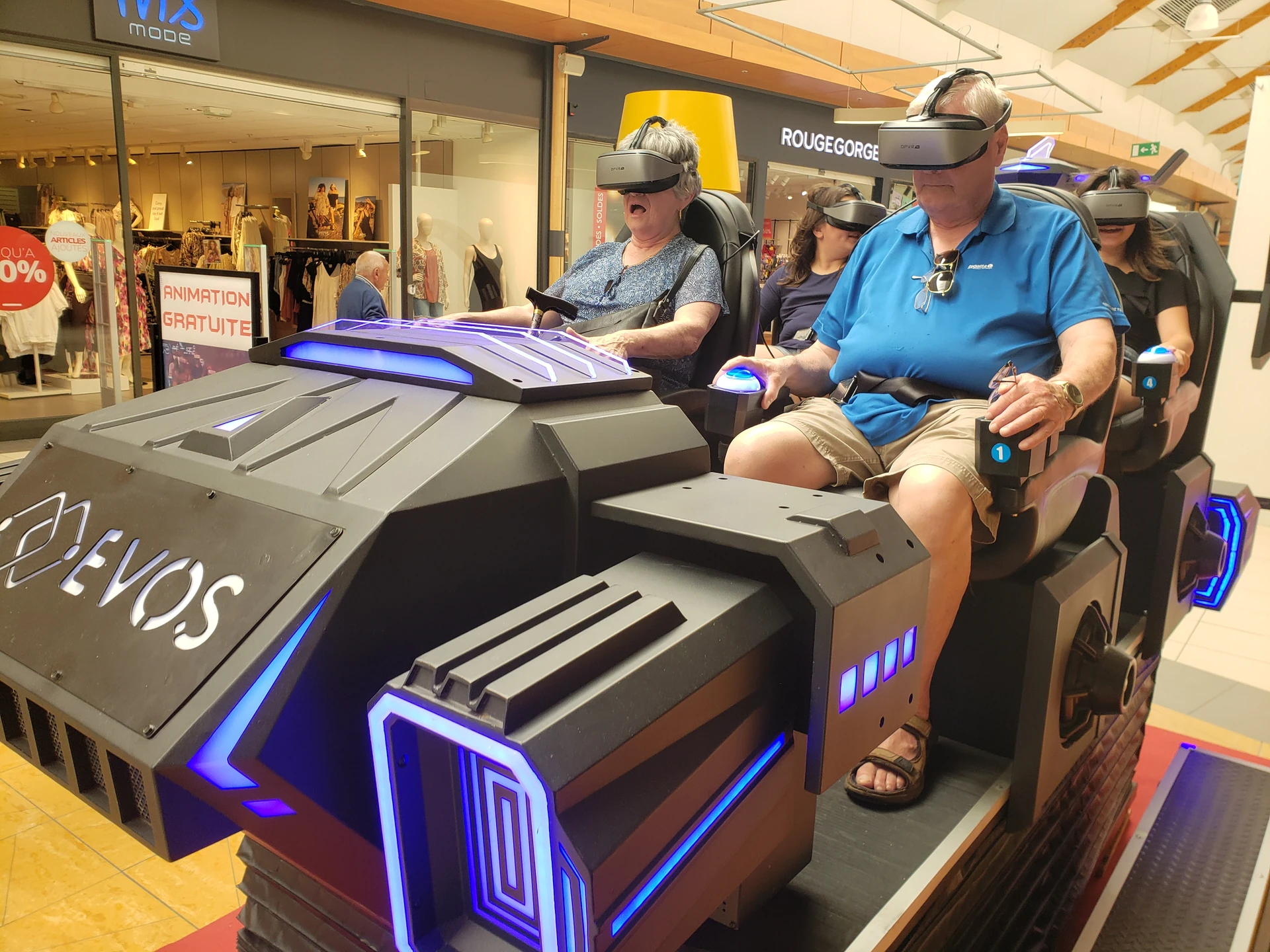 Adultes et seniors casque VR sur la navette pendant l'animation Mission Interstellaire de juillet 2023