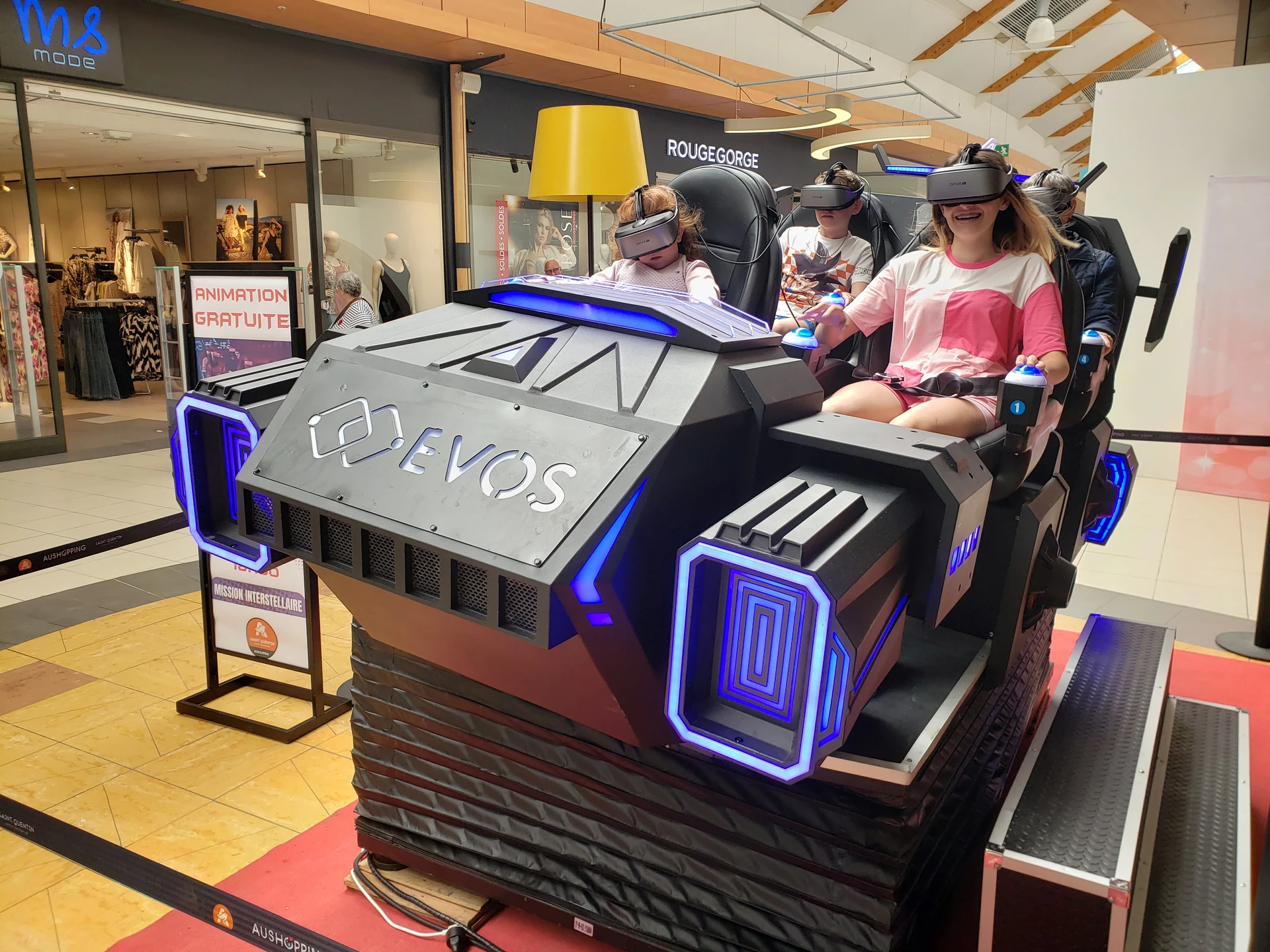 Trois enfants en pleine session VR sur la navette Evos Sensation - animation Aushopping Saint-Quentin