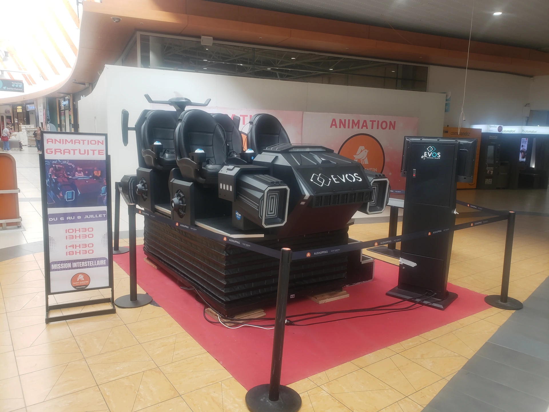Navette VR Evos Sensation et kakemono Mission Interstellaire dans la galerie Aushopping Saint-Quentin