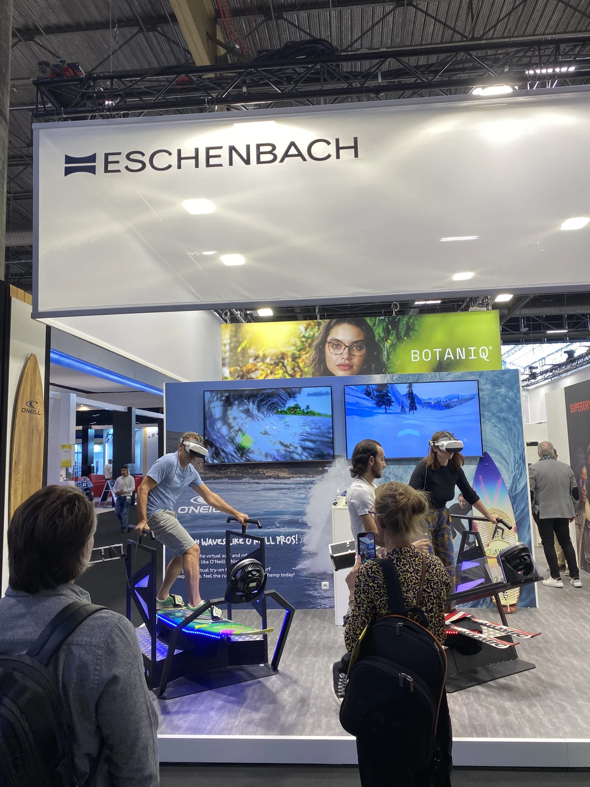 Stand Eschenbach Optik au Silmo 2023 avec deux simulateurs VR ski et surf actifs et foule de visiteurs professionnels