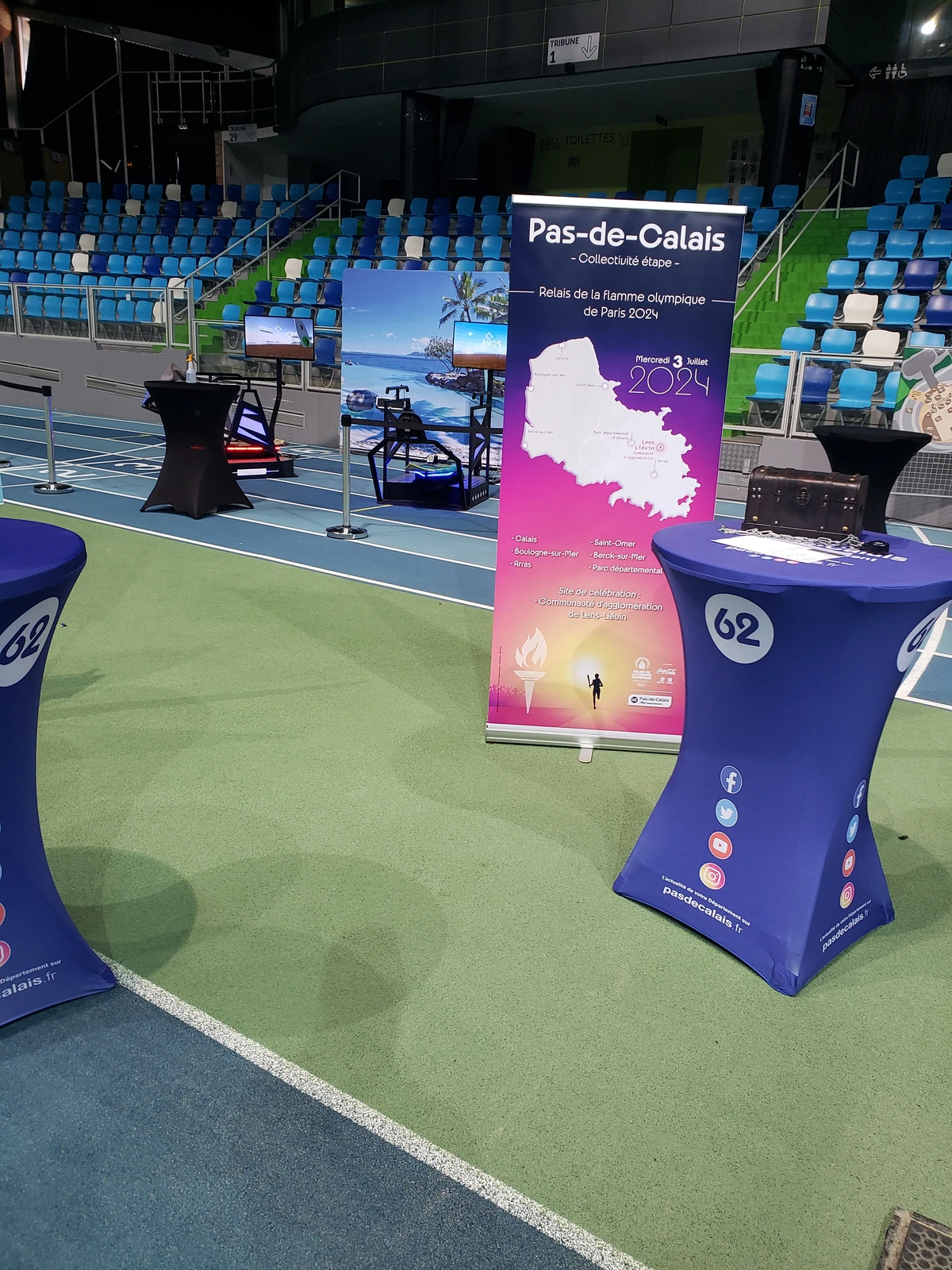 Kakémono officiel Pas-de-Calais collectivité étape du relais de la flamme olympique 2024 avec mobilier 62 et simulateurs VR