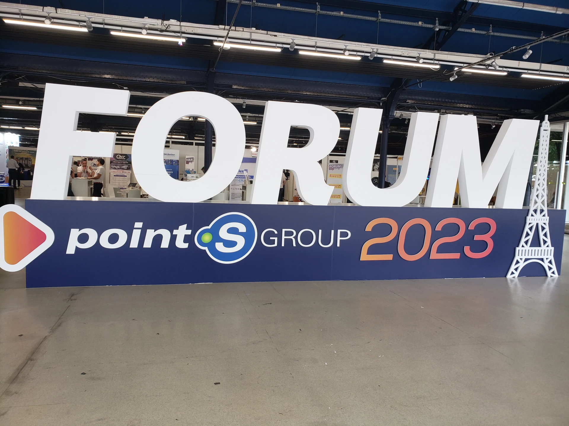 Mur d'accueil du Forum Point S Group 2023 avec lettres FORUM géantes et Tour Eiffel scénographique