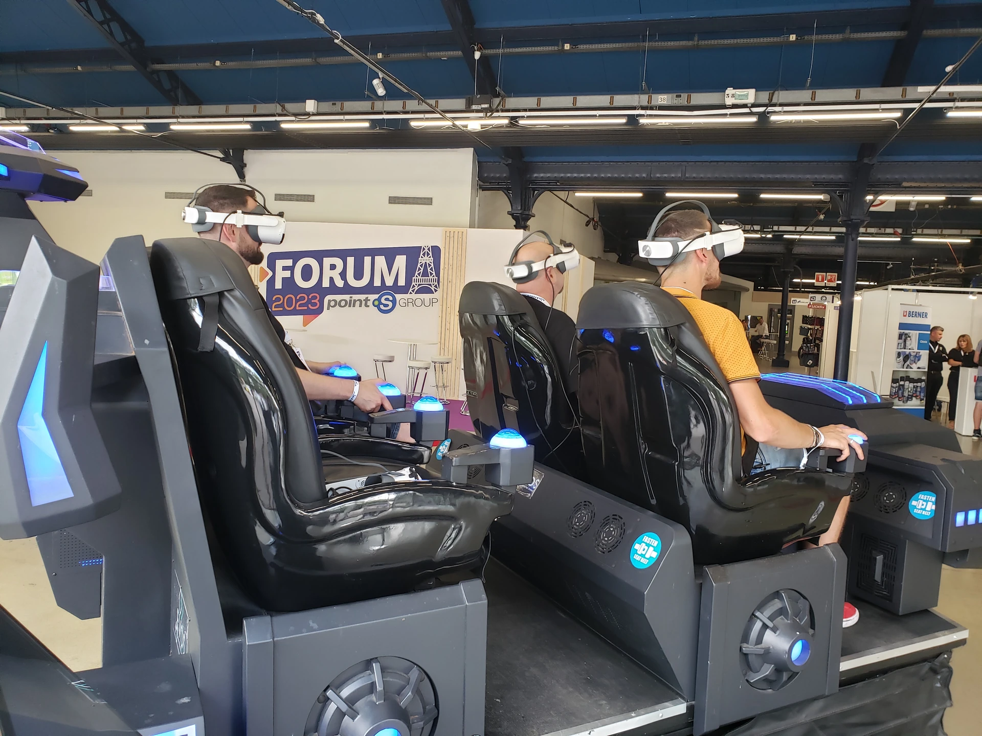 Trois participants en pleine session VR simultanée sur les simulateurs Evos Sensation, Forum Point S 2023
