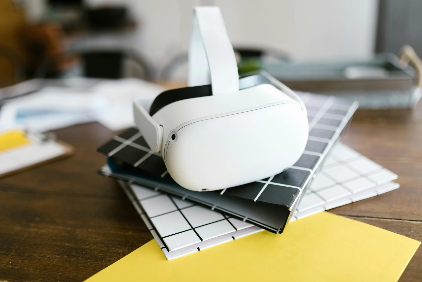 Casque de réalité virtuelle posé sur des documents de travail au bureau