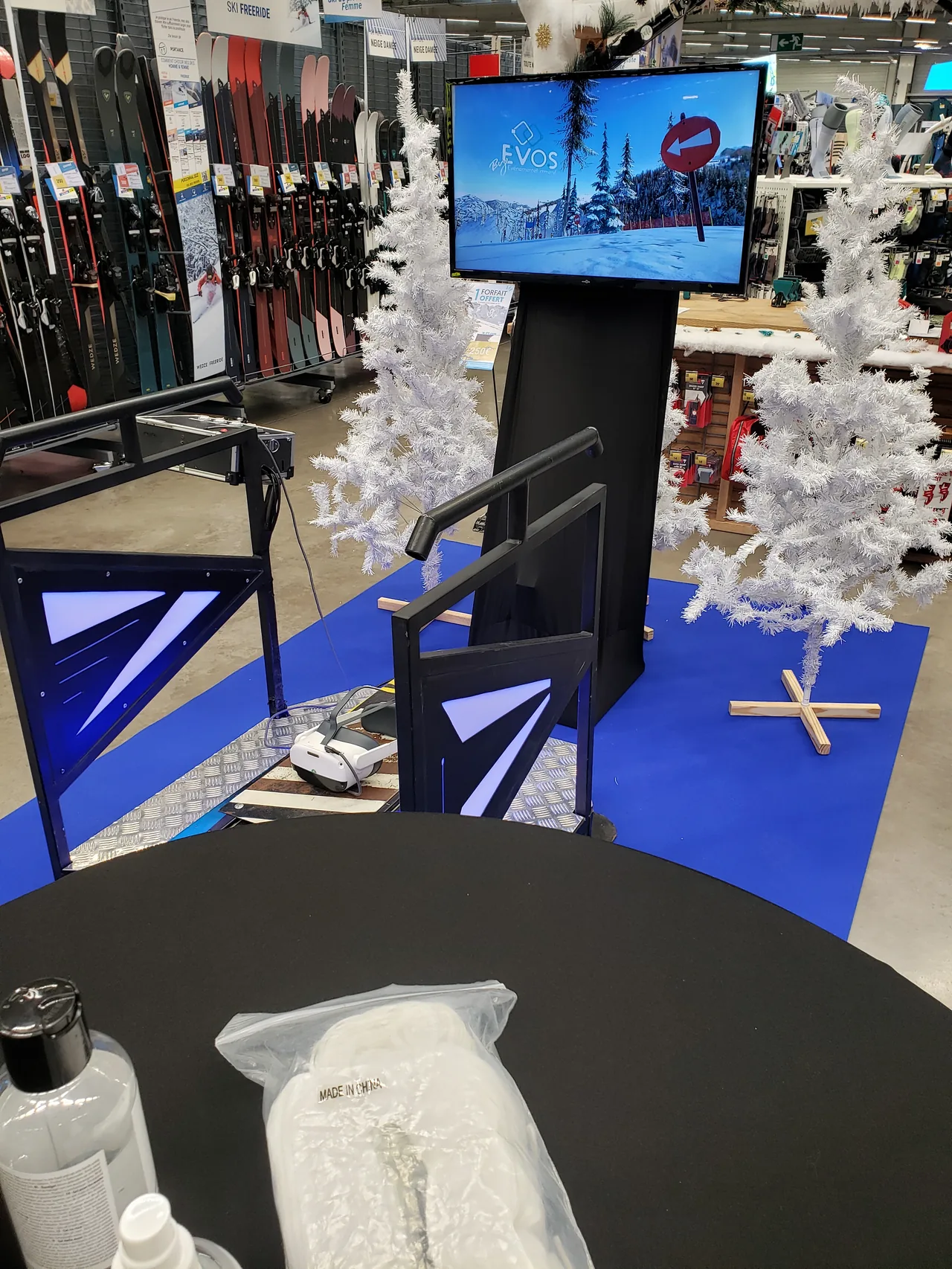 Vue d'ensemble du setup animation saison ski avec simulateur sapins blancs et tapis bleu signature