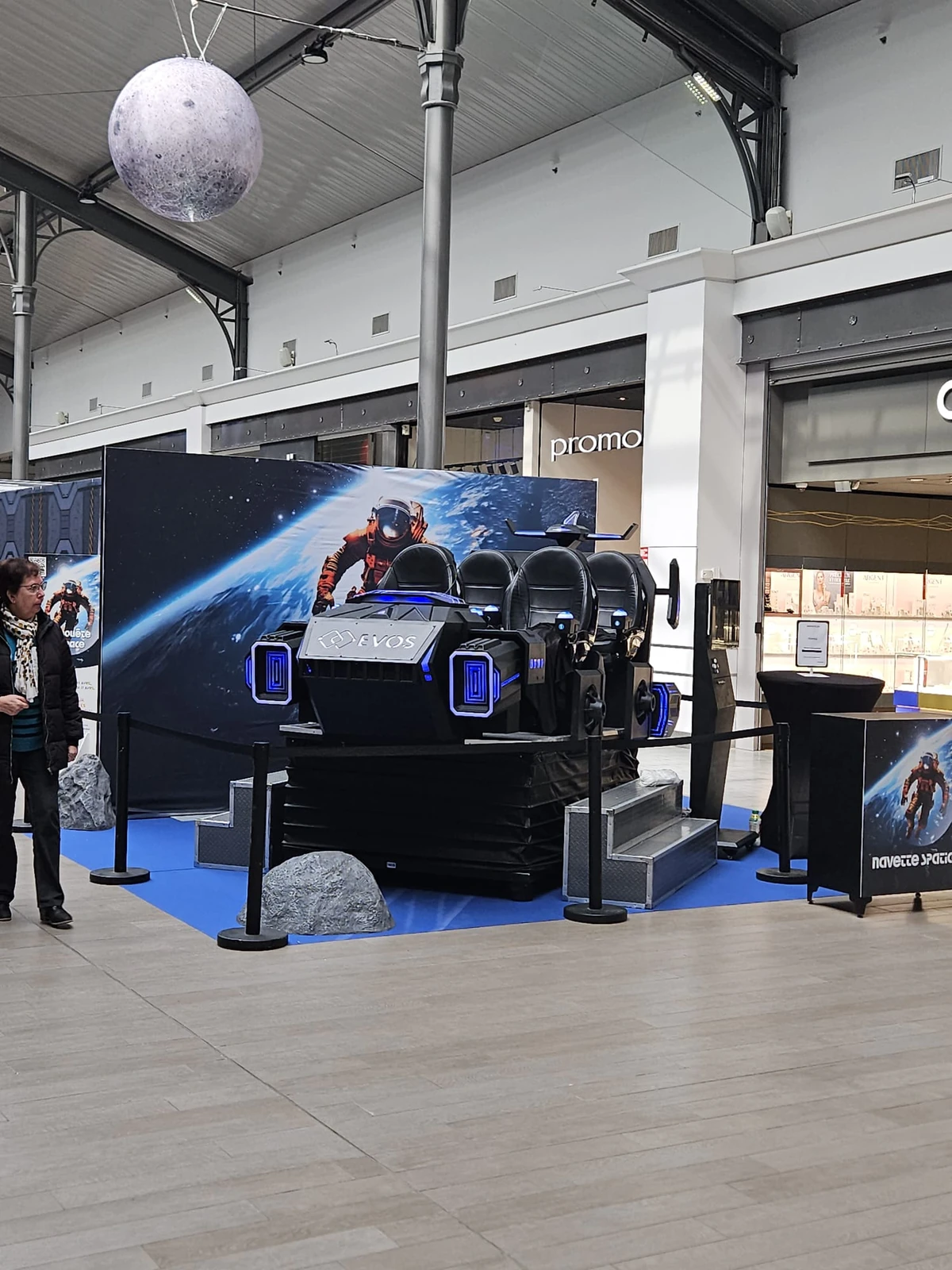 Vue large du dispositif avec globe lunaire suspendu au-dessus du simulateur navette