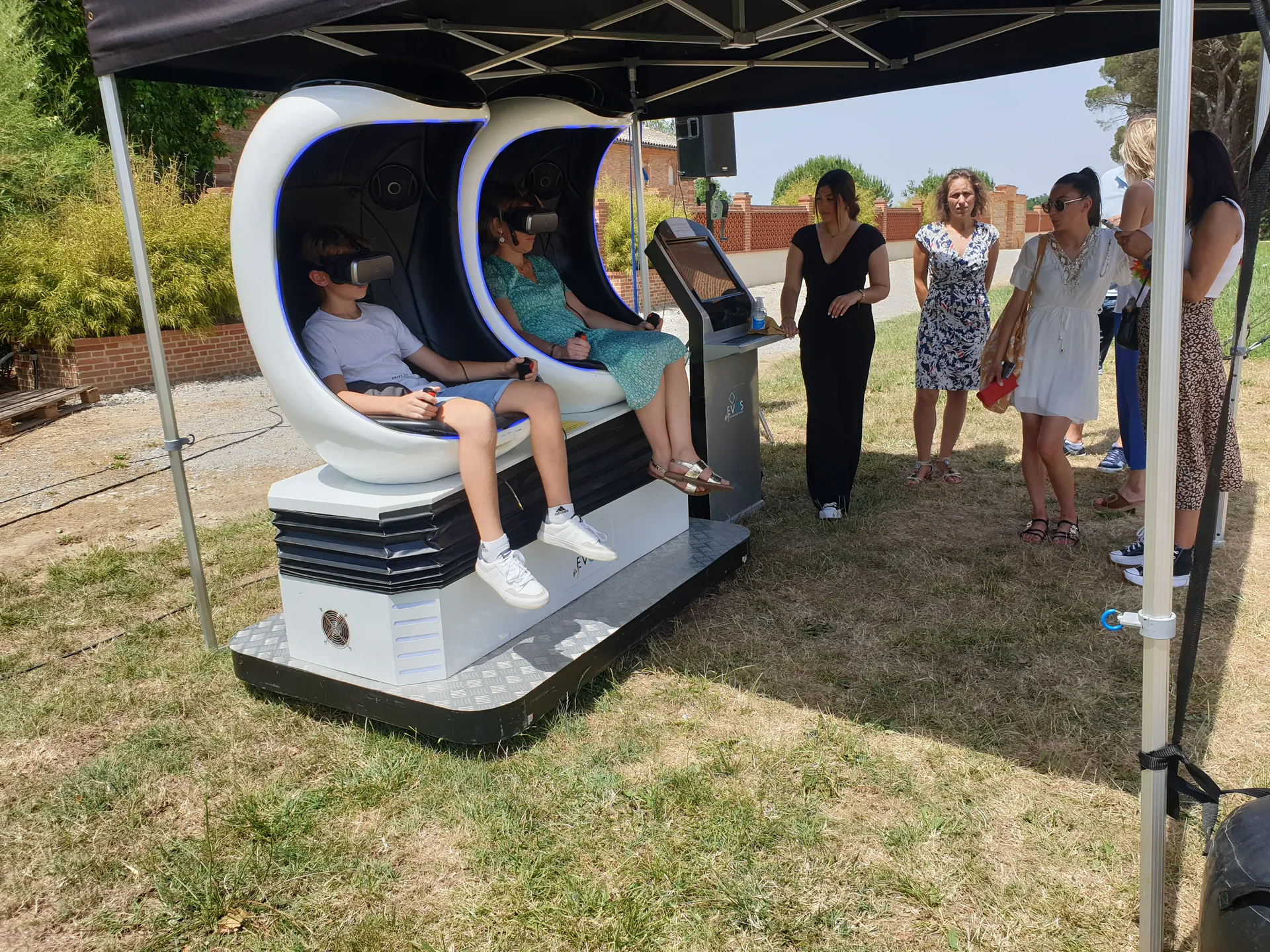 Cocooning VR 2 fauteuils blancs sous barnum extérieur avec deux jeunes participants casqués