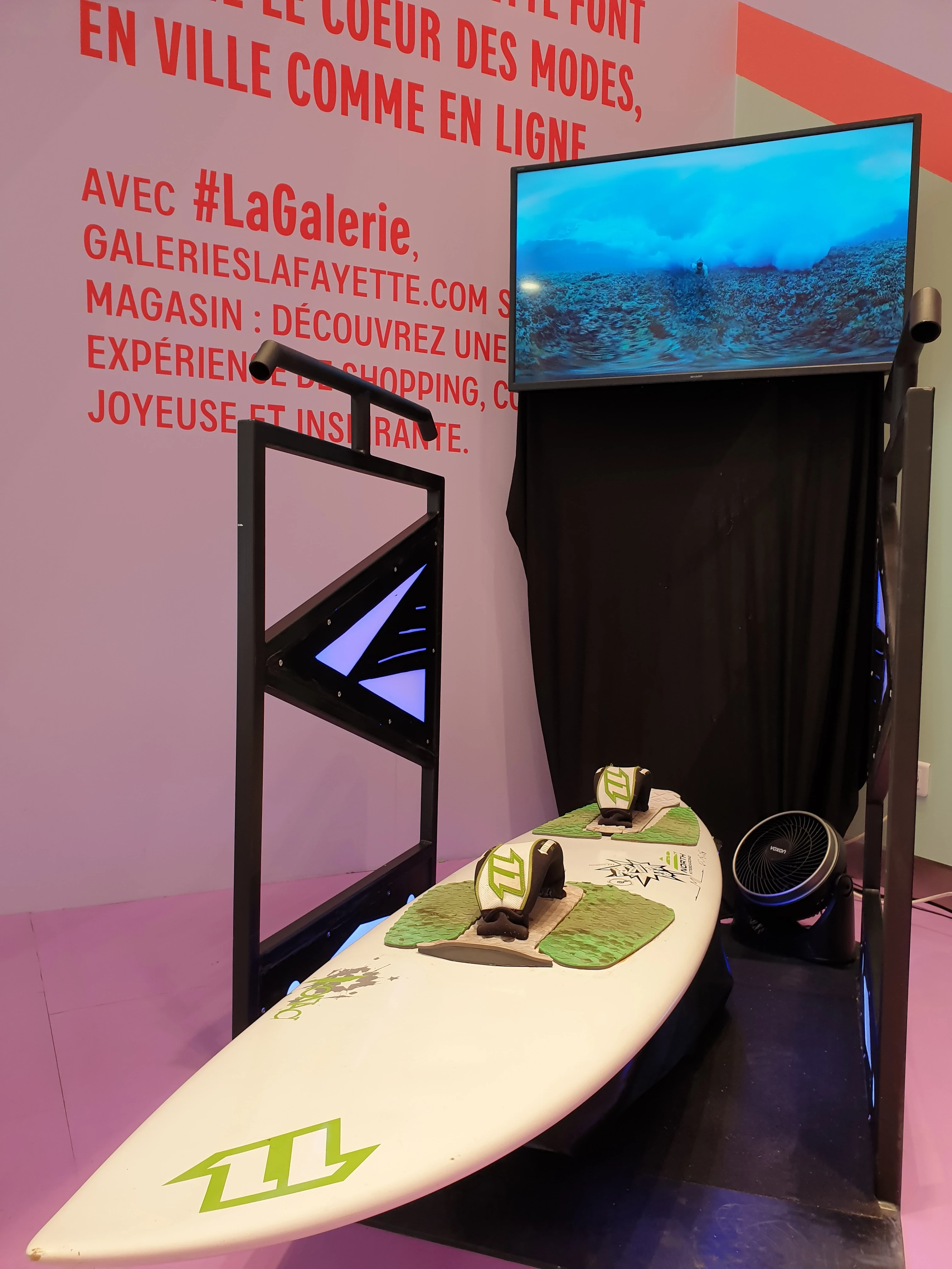 Simulateur de surf VR avec planche dynamique et écran de restitution prêt pour une animation événementielle