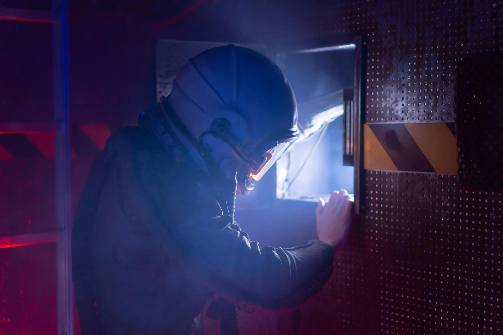 Salle d'escape game classique avec décor thématisé et accessoires d'énigmes posés dans un univers immersif