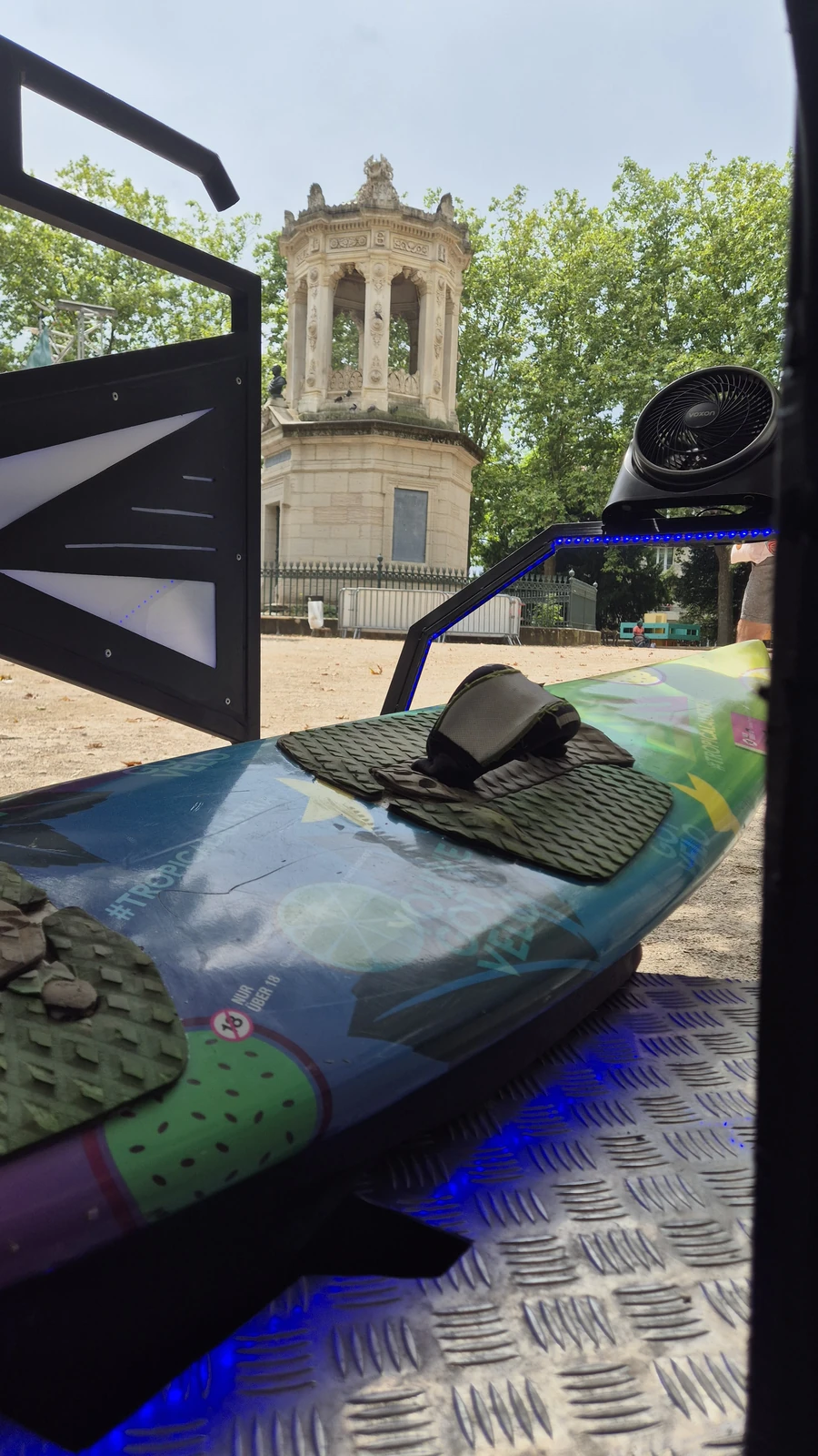 Simulateur surf VR avec planche TropicalAustria sur la fan zone de Dijon devant un monument historique