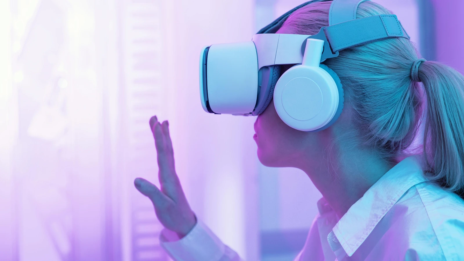 Femme avec un casque VR face à un tableau de données holographique généré par IA