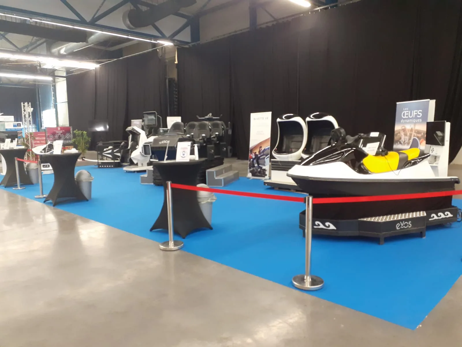 Vue d'angle du stand pôle VR à la Foire d'Auxerre avec jet ski au premier plan et Cocooning au fond