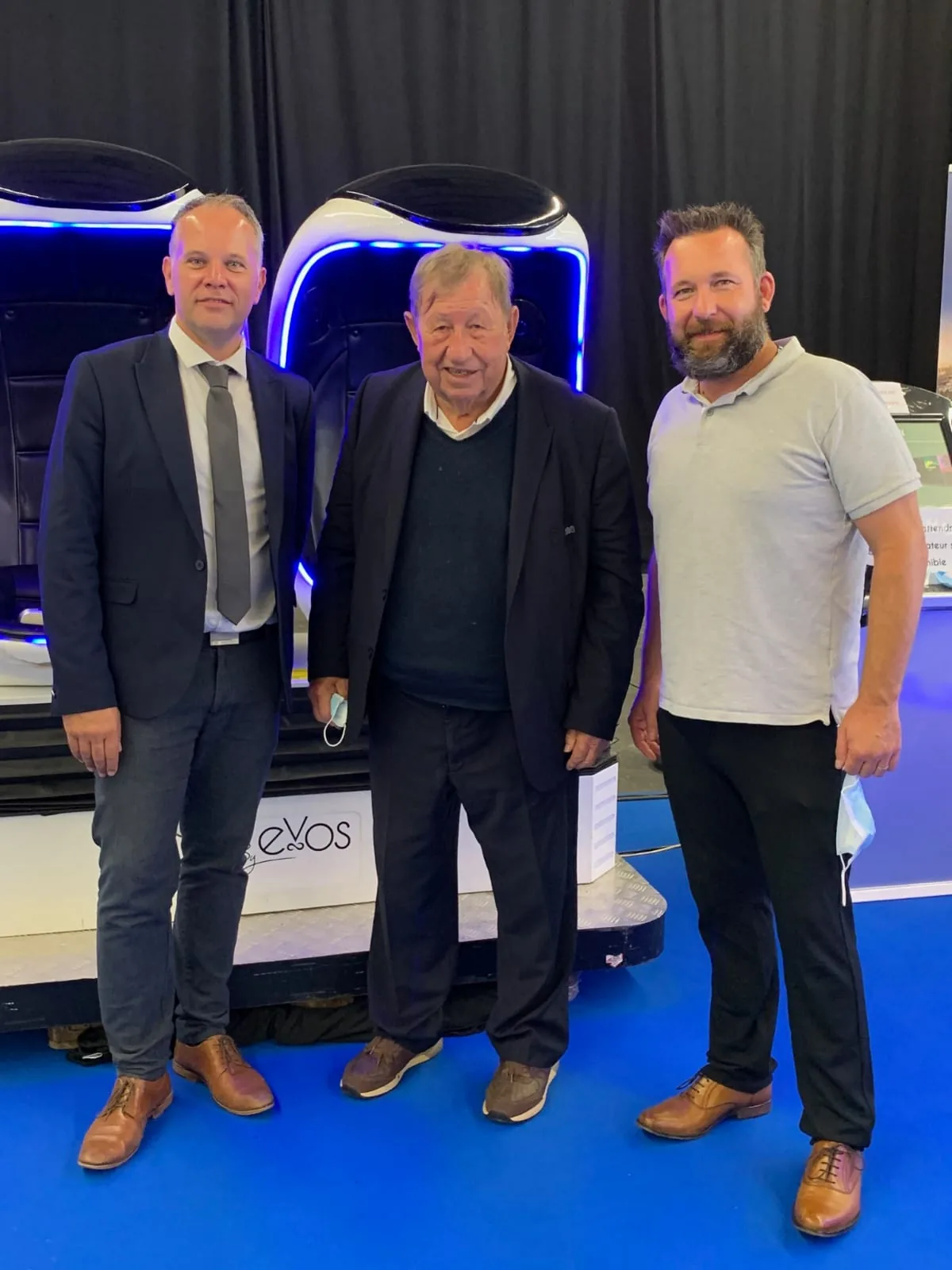 Visite officielle de personnalités locales posant devant le Cocooning VR à la Foire d'Auxerre 2021