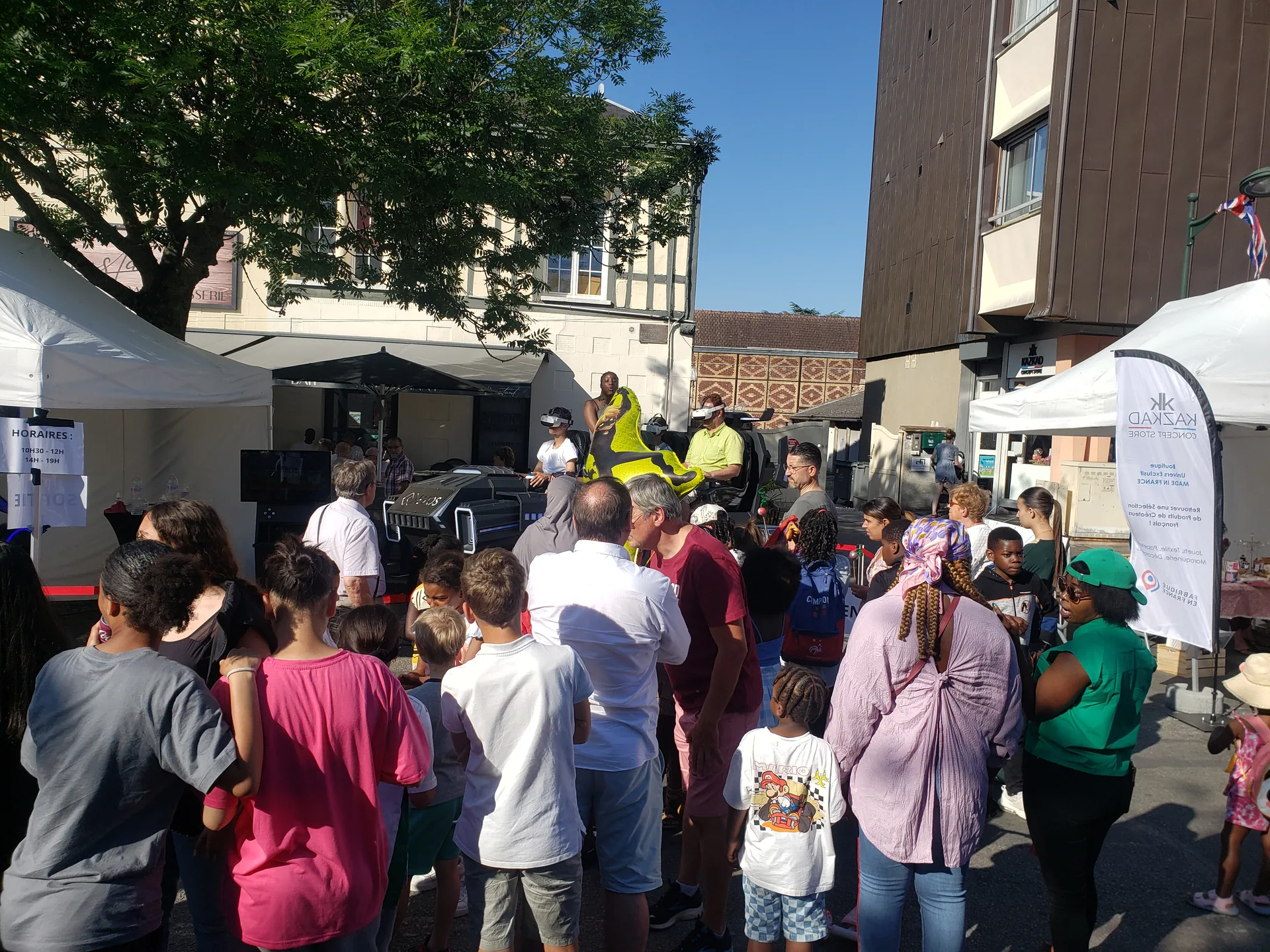 Foule familiale massée devant le stand d'animation immersive sur la place de la mairie de Vernon