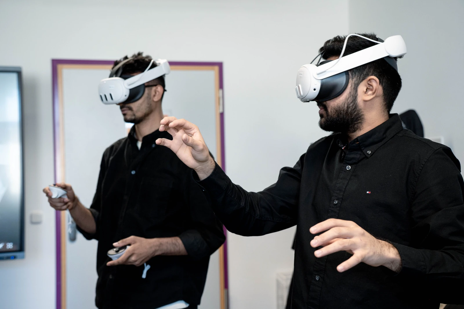 Deux collaborateurs équipés de casques VR lors d'une session de formation sécurité