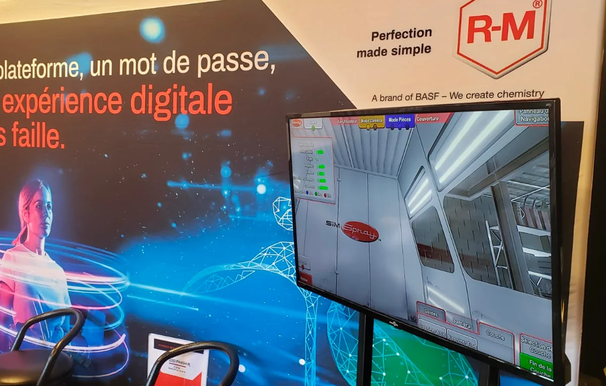 Homme en formation portant un casque VR lors d'une session pédagogique immersive By Evos