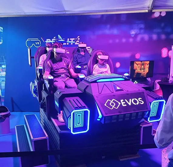 Gamme de simulateurs VR By Evos exposés lors d'un événement professionnel