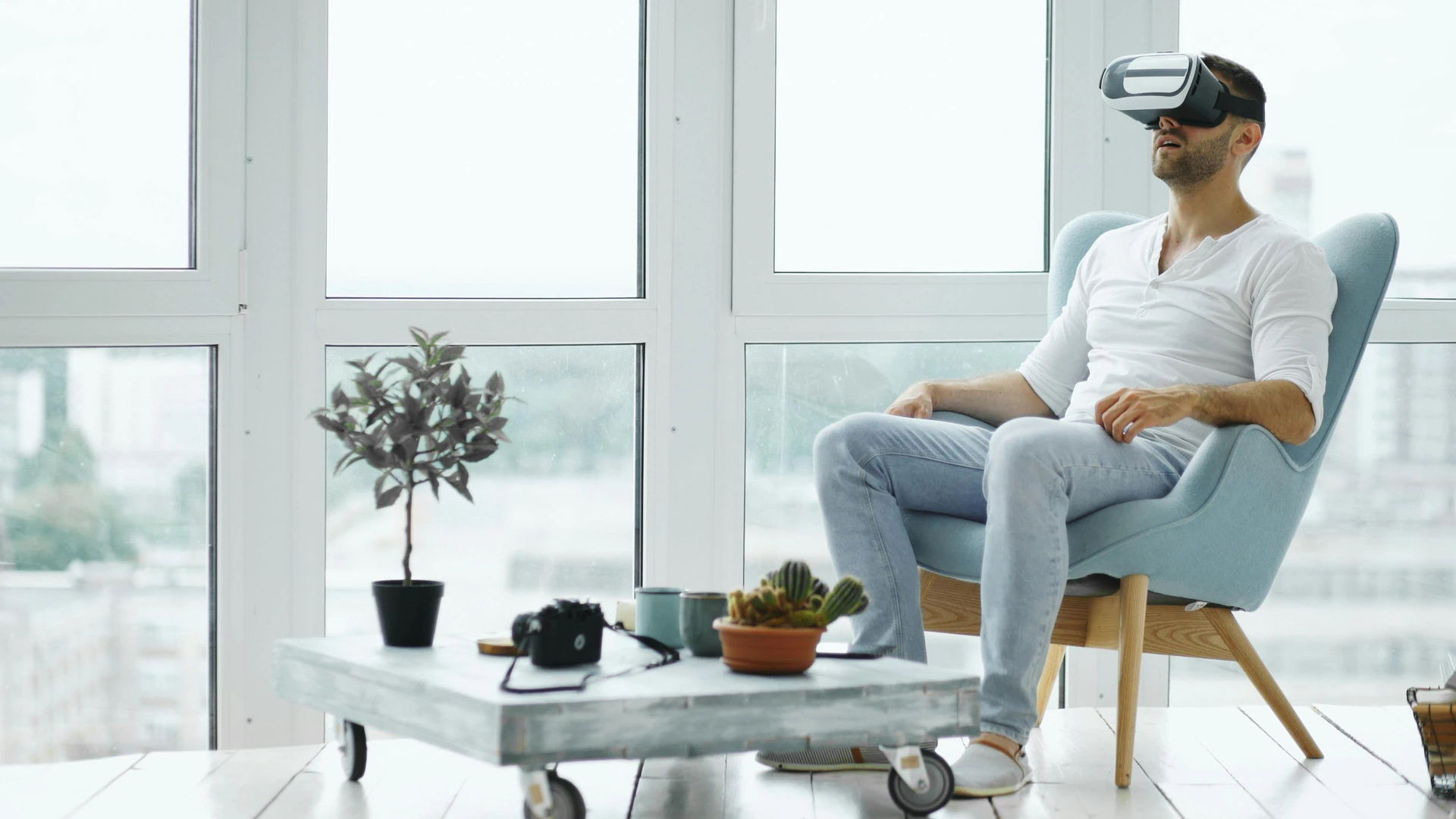 Collaborateur immergé dans une expérience de gamification VR avec casque et manettes