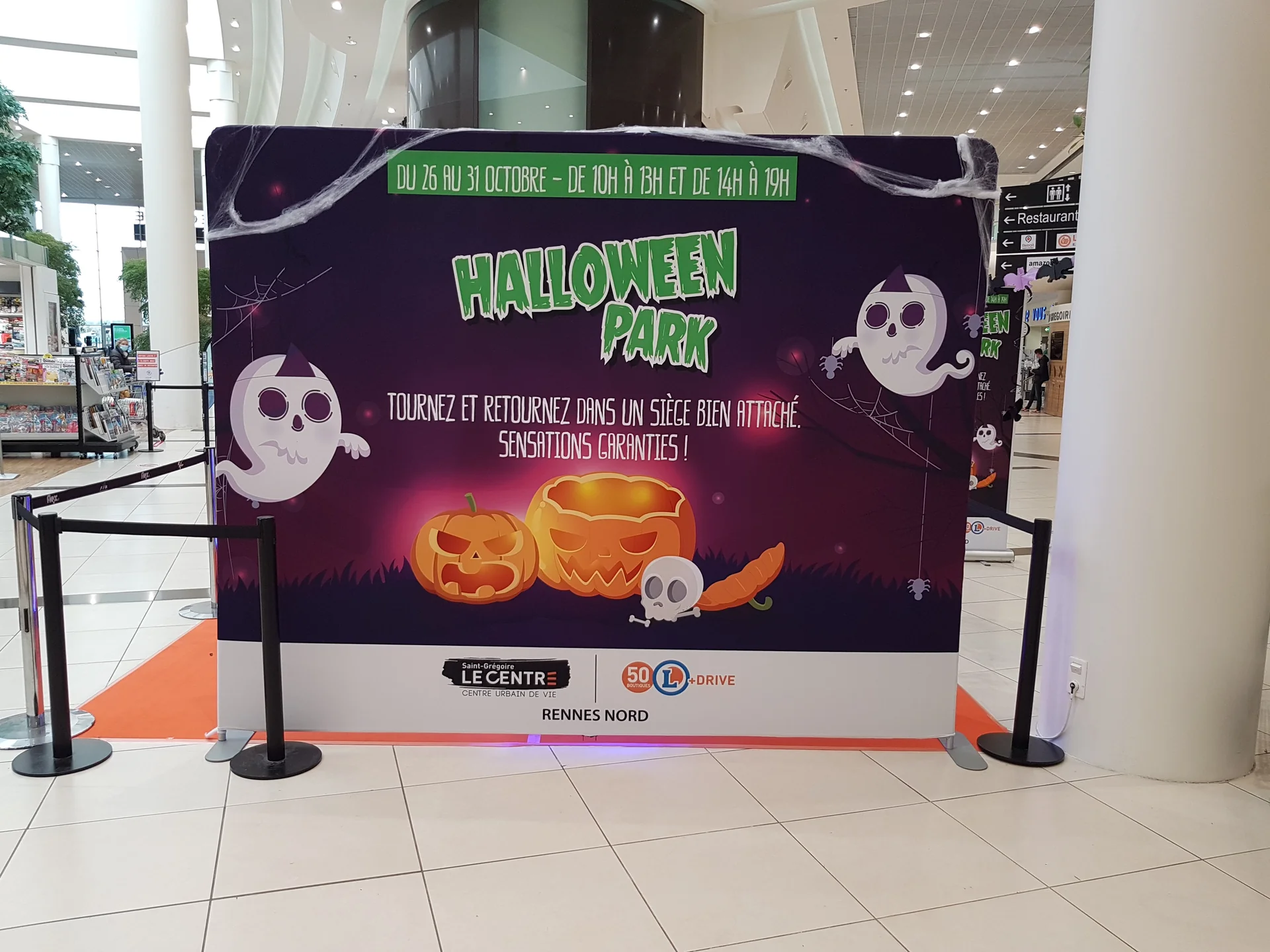 Kakémono officiel Halloween Park avec dates horaires slogan et co-branding Saint-Grégoire Le Centre Leclerc Drive Rennes Nord