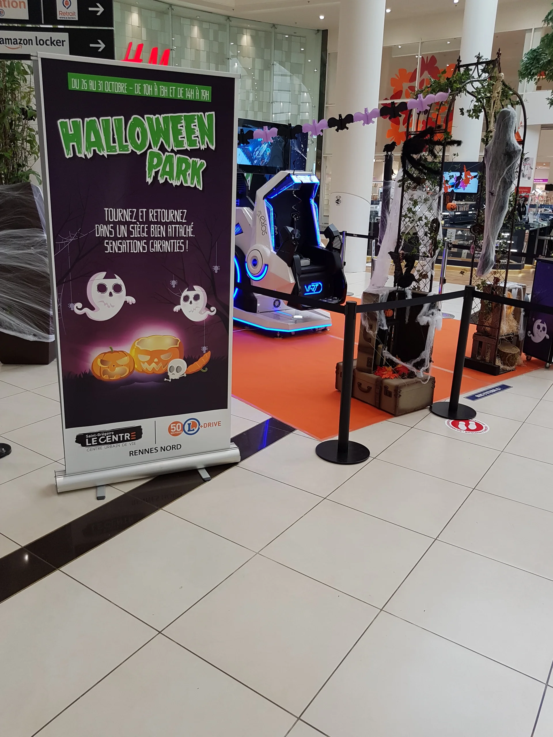 Vue d'ensemble du stand Halloween Park avec simulateur au centre et kakémono explicatif au premier plan