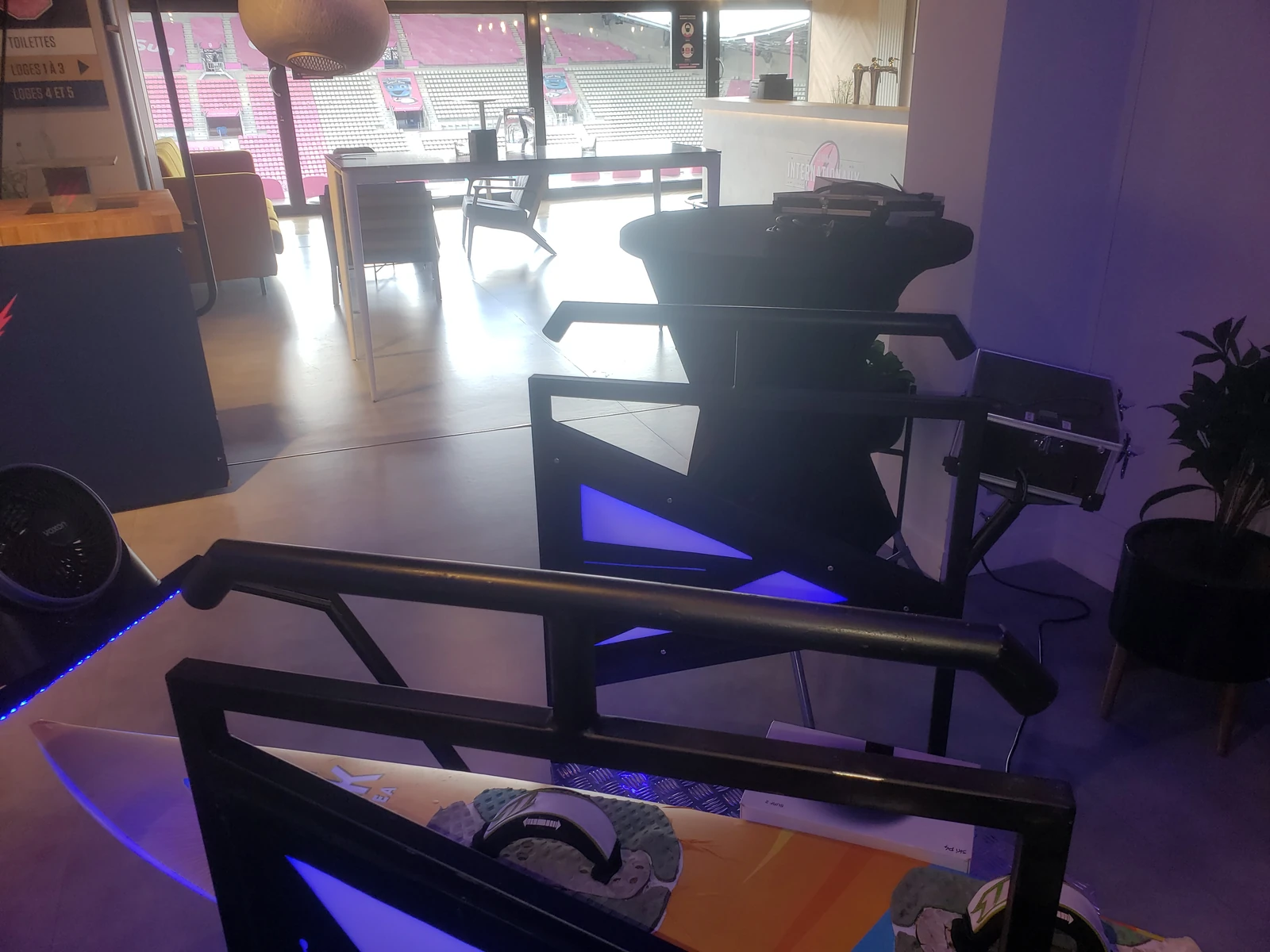 Montage du simulateur surf VR en loge hospitalité avec vue sur les gradins roses du Jean-Bouin