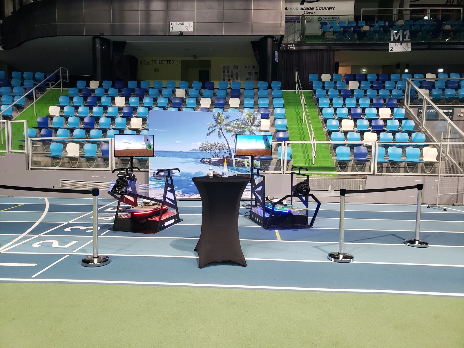 Installation des deux simulateurs VR sur la piste athlétisme de l'Arena Liévin avant l'ouverture presse