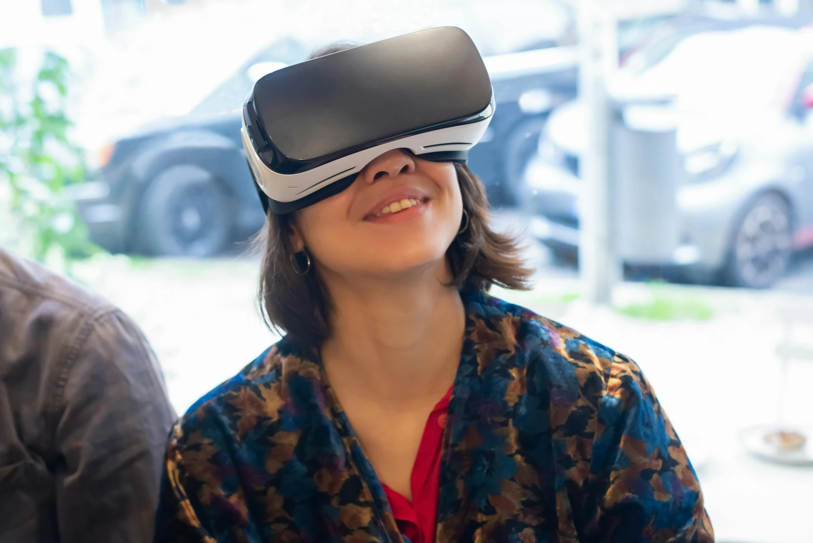 Collaboratrice avec un casque VR lors d'un onboarding