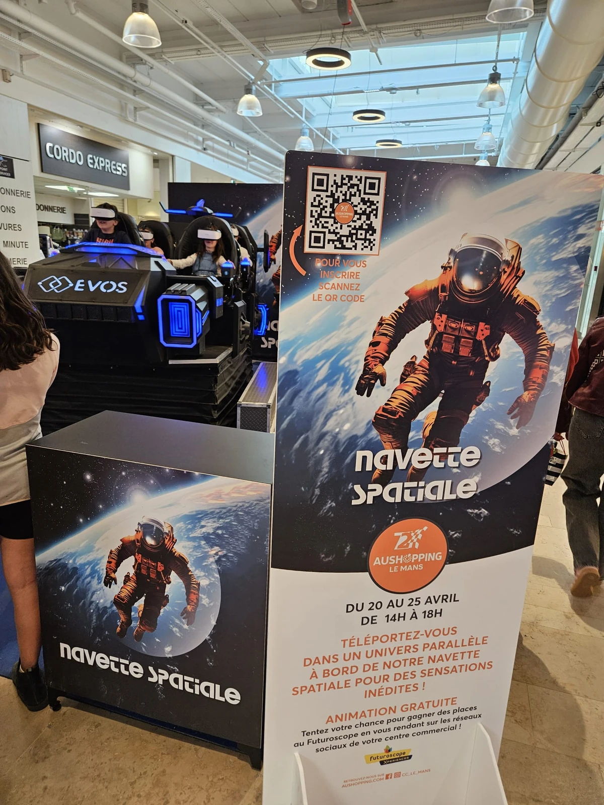 Kakémono officiel Navette Spatiale Aushopping Le Mans du 20 au 25 avril avec QR code Futuroscope