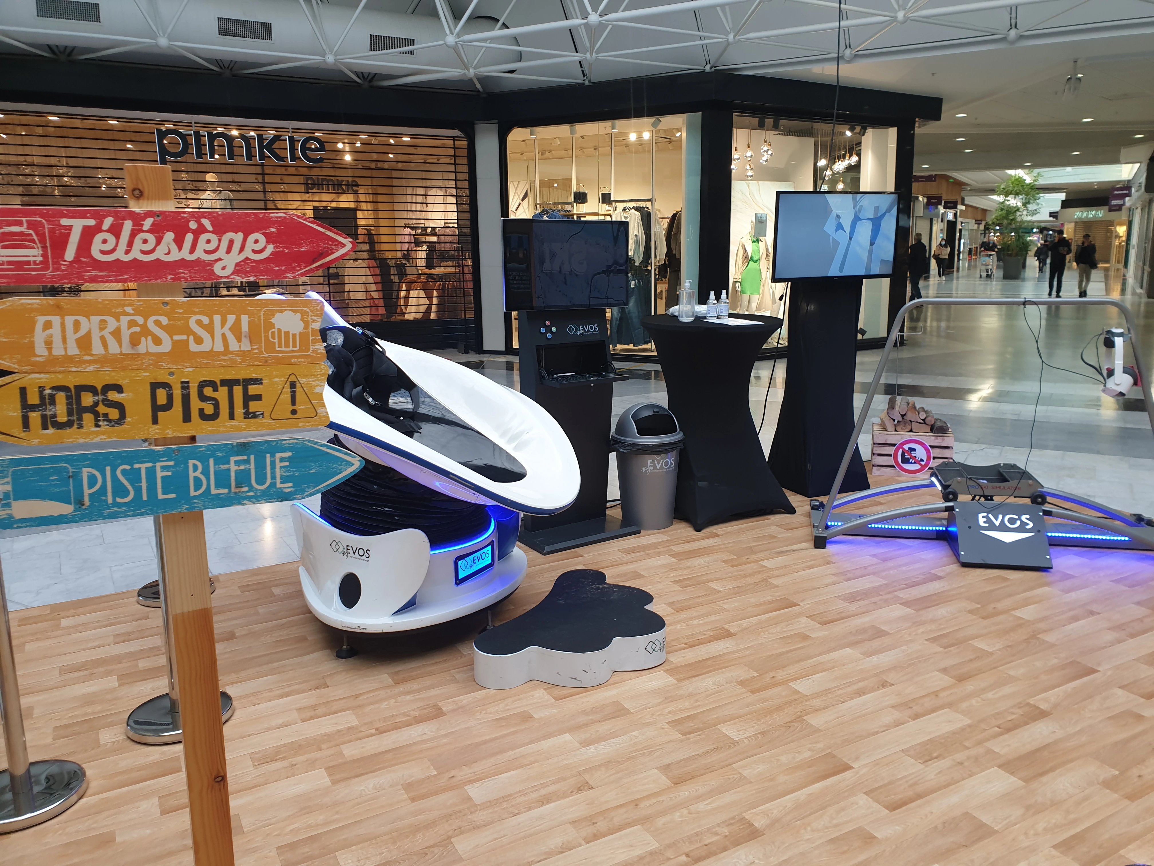 Stand By Evos avec simulateurs ski VR et luge VR dans la galerie Mérignac Soleil pour l'opération Tous au ski