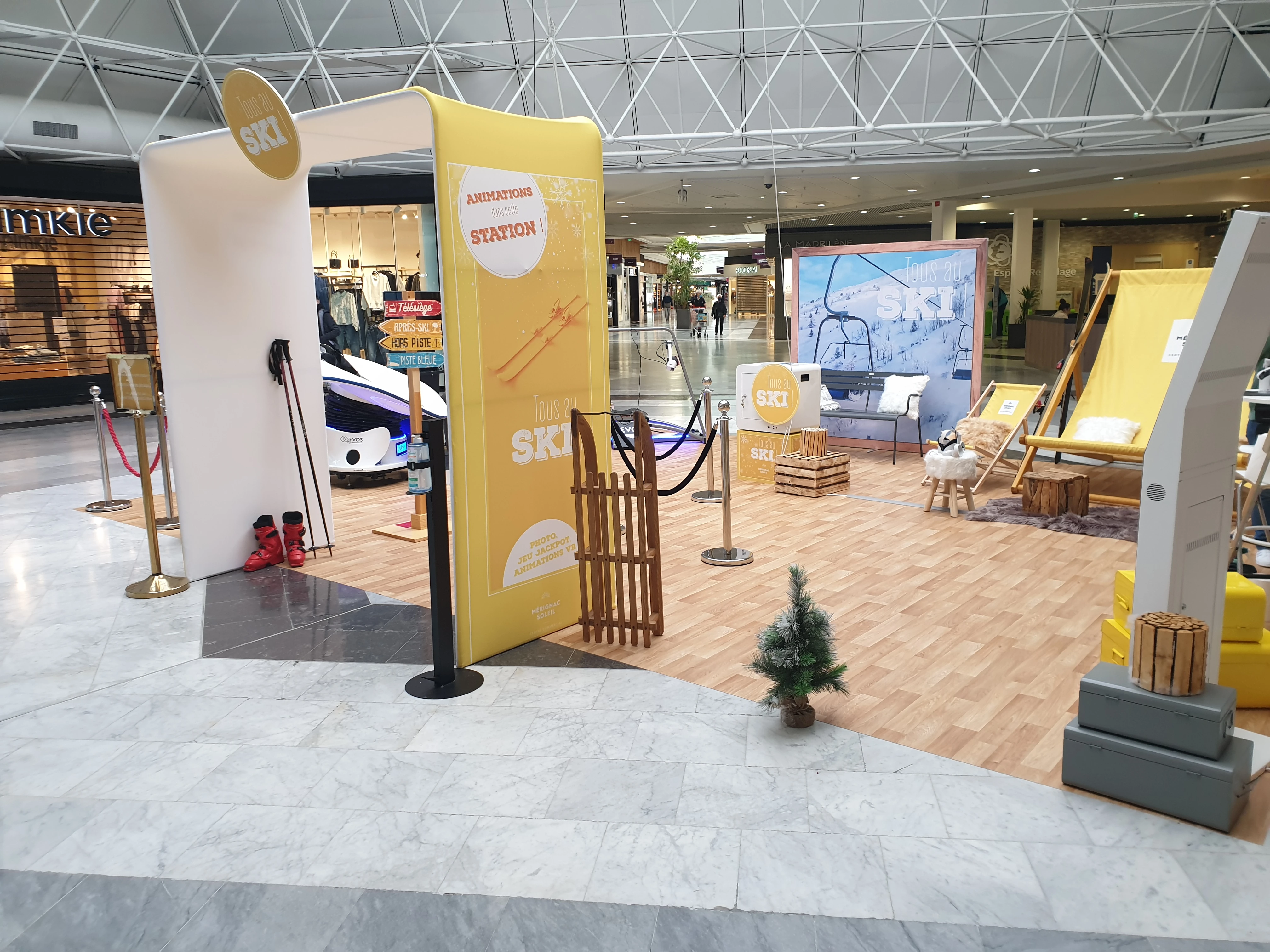 Arche jaune Animations dans cette station avec tipi de montagne et traîneaux en bois en galerie marchande