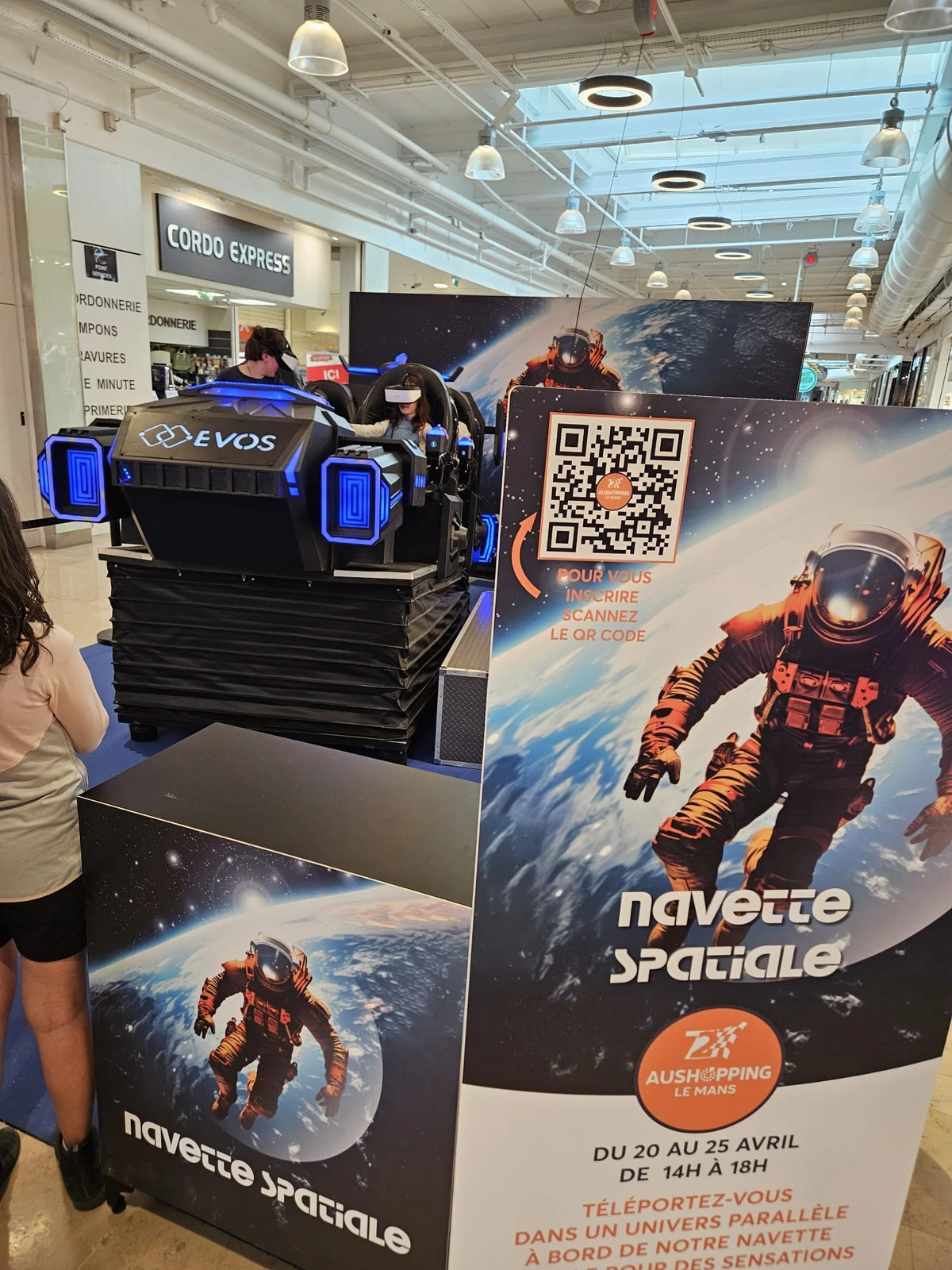 Simulateur navette VR By Evos à Aushopping Le Mans devant les enseignes Cordo Express et Photomaton