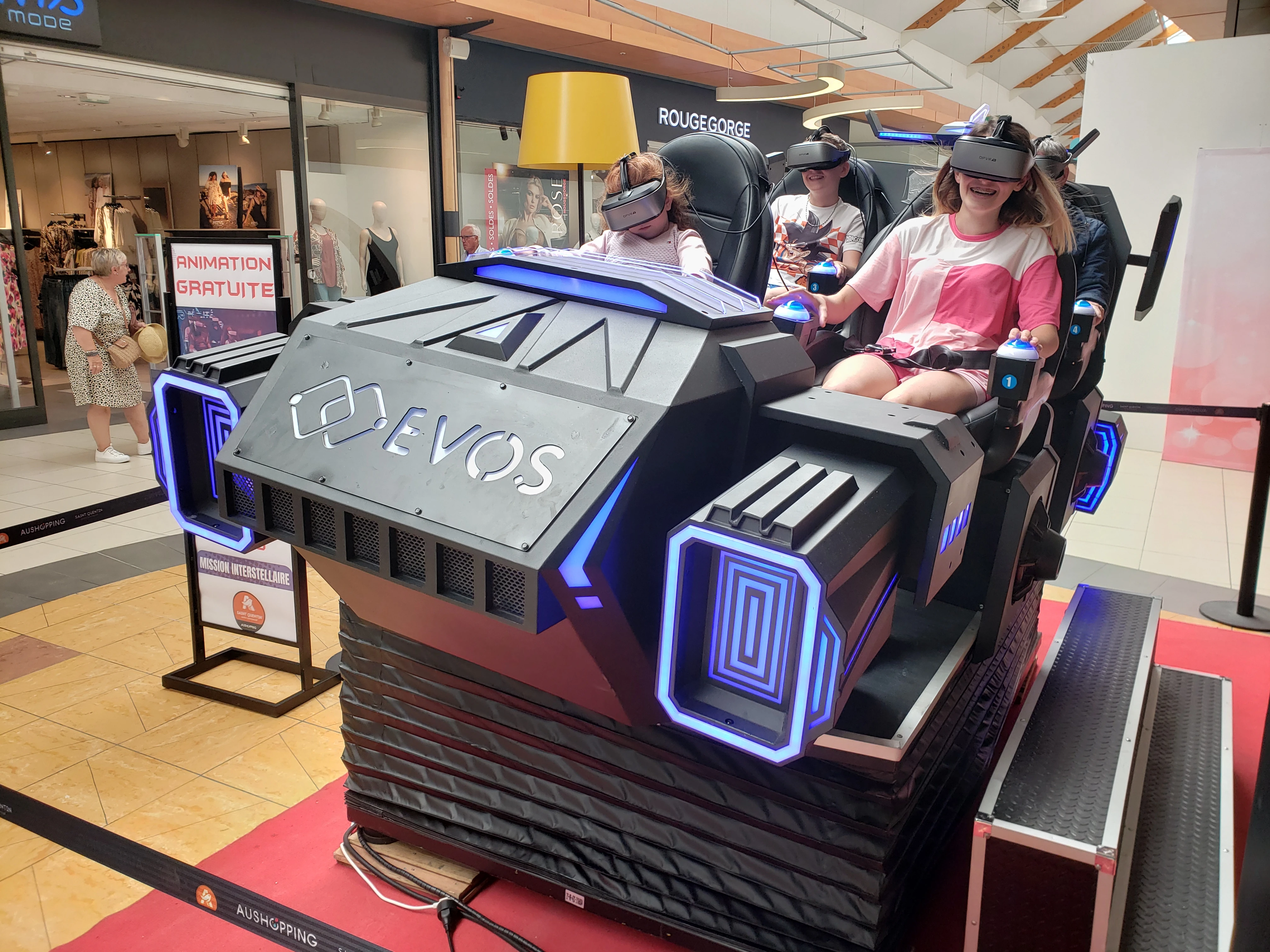 Simulateur navette VR en animation dans la galerie d'un centre commercial pendant l'été