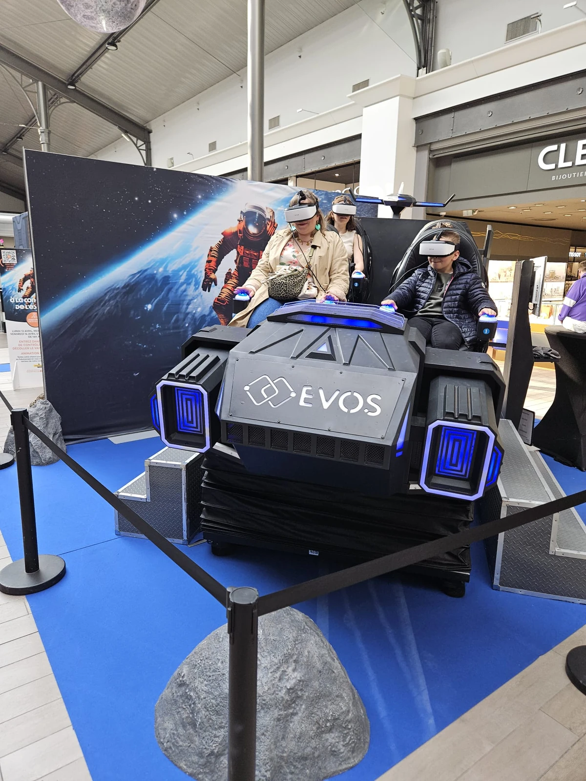 Famille en casques VR dans le simulateur navette spatiale 4 places à Aushopping Englos