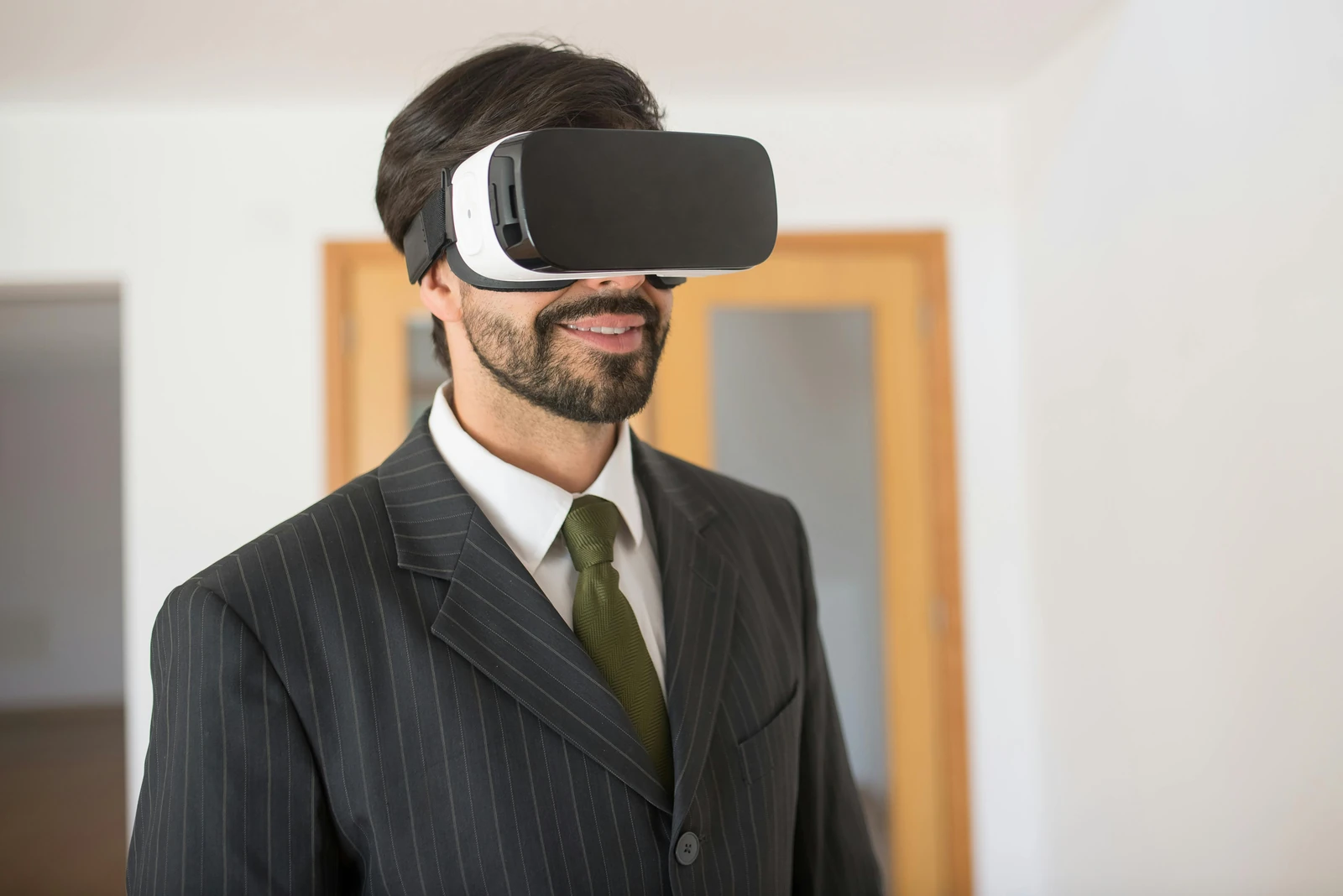 Nouvel employé en costume avec un casque VR pendant son parcours d'intégration en entreprise