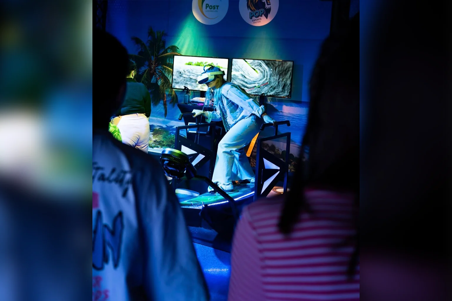 Participante en simulateur surf VR lors des finales e-sports POST Telecom au Luxembourg