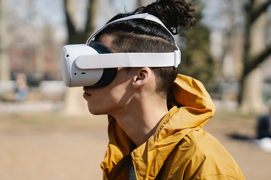 Personne regardant un film en réalité virtuelle avec un casque VR dans un salon