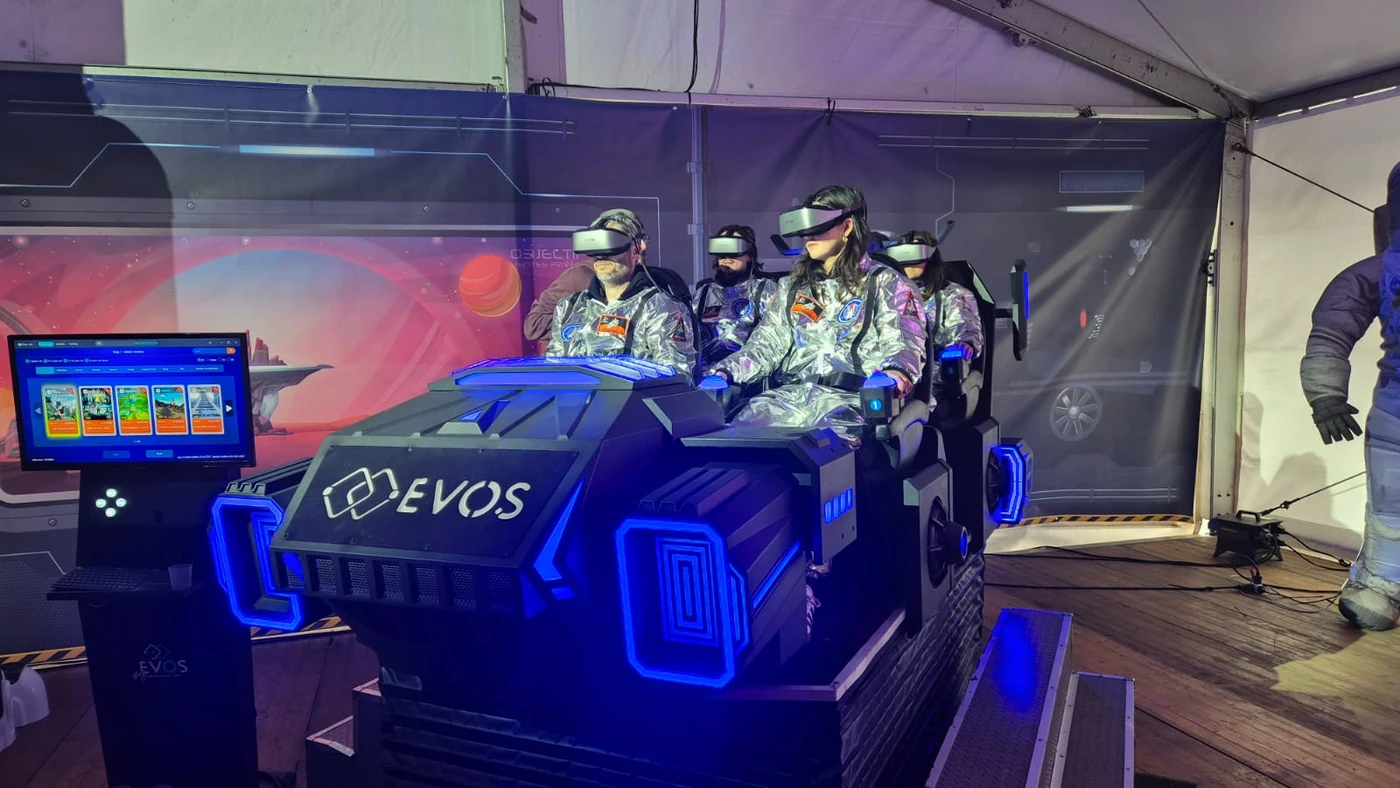Quatre participants casque VR dans un simulateur dynamique lors d'un séminaire d'entreprise