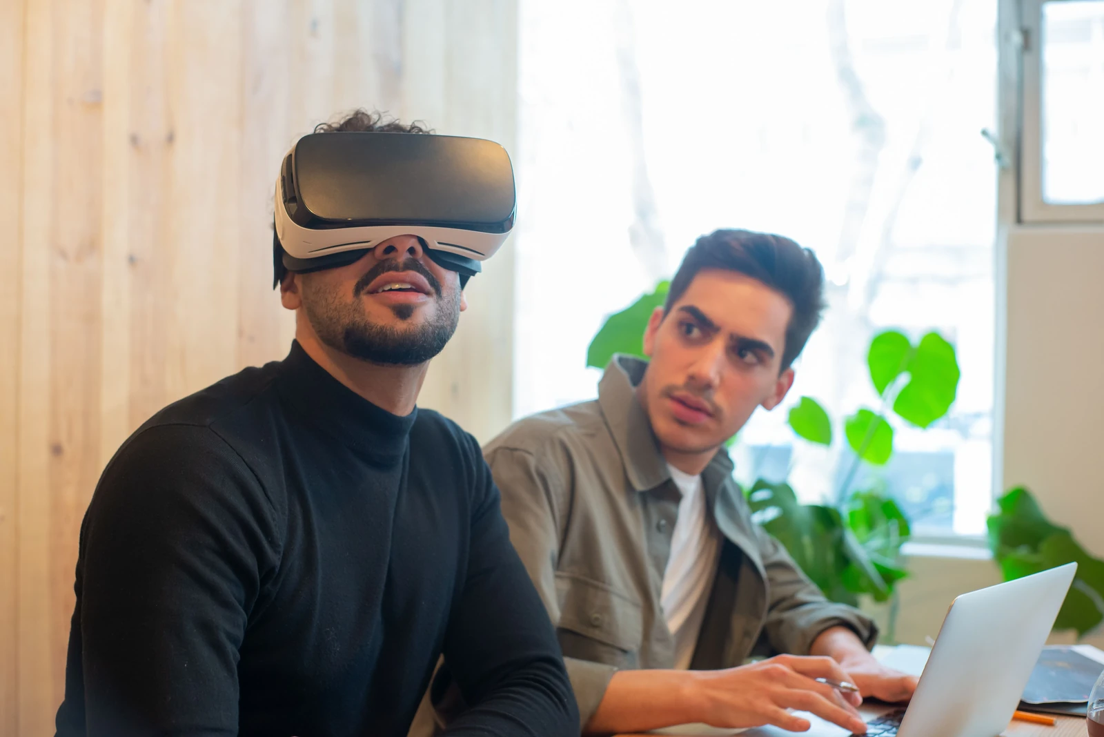 Deux collaborateurs dont un équipé d'un casque VR lors d'une session incentive au bureau
