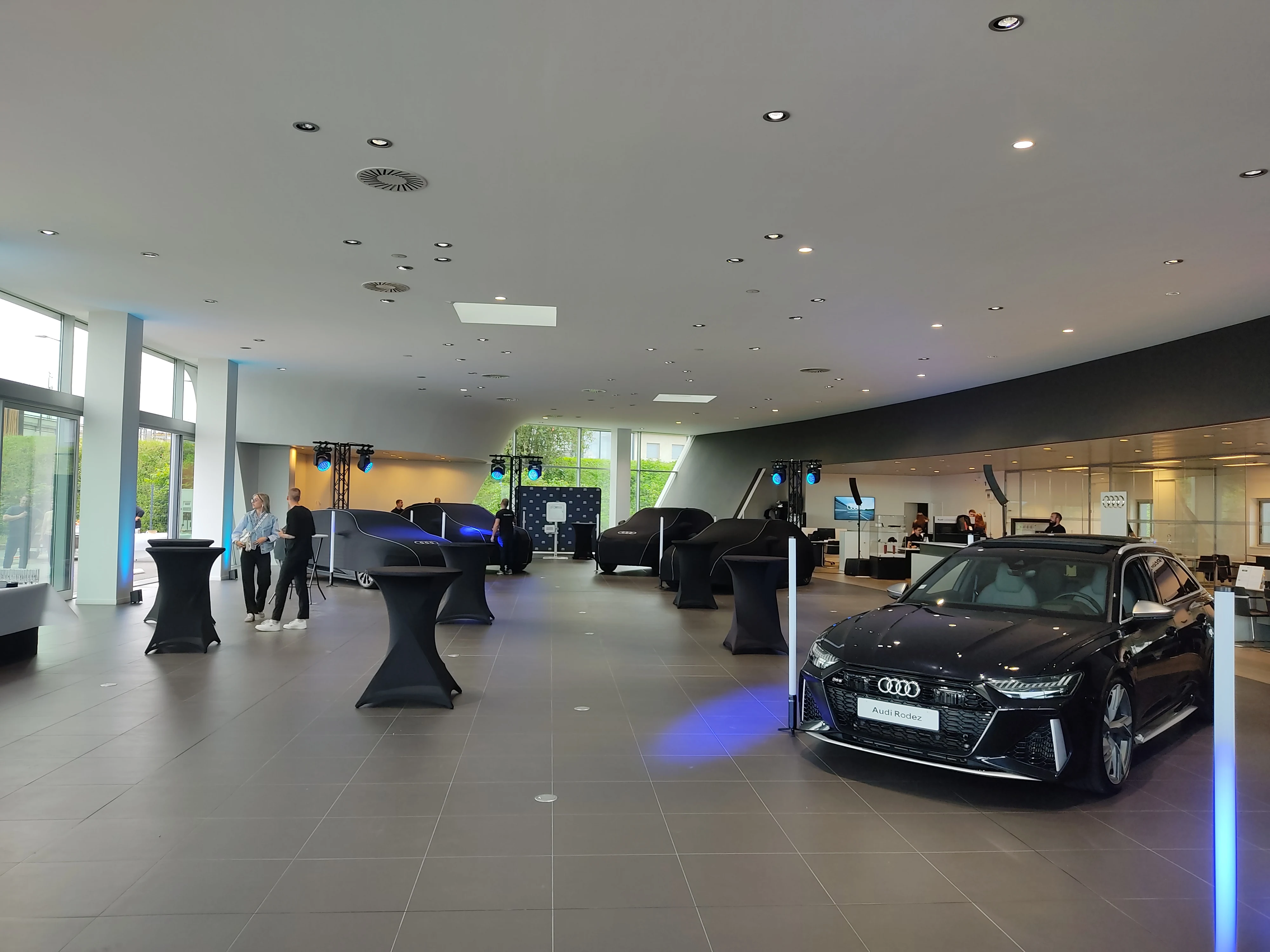 Showroom Audi Rodez en préparation pour soirée prestige avec installation lumineuse et véhicules exposés
