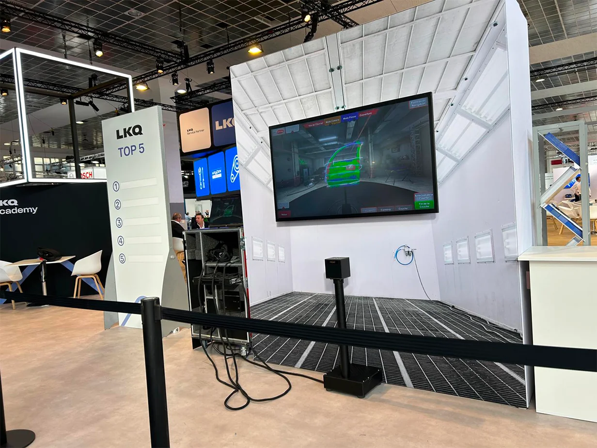 Participant utilisant le simulateur SimSpray avec pistolet haptique et casque de réalité virtuelle