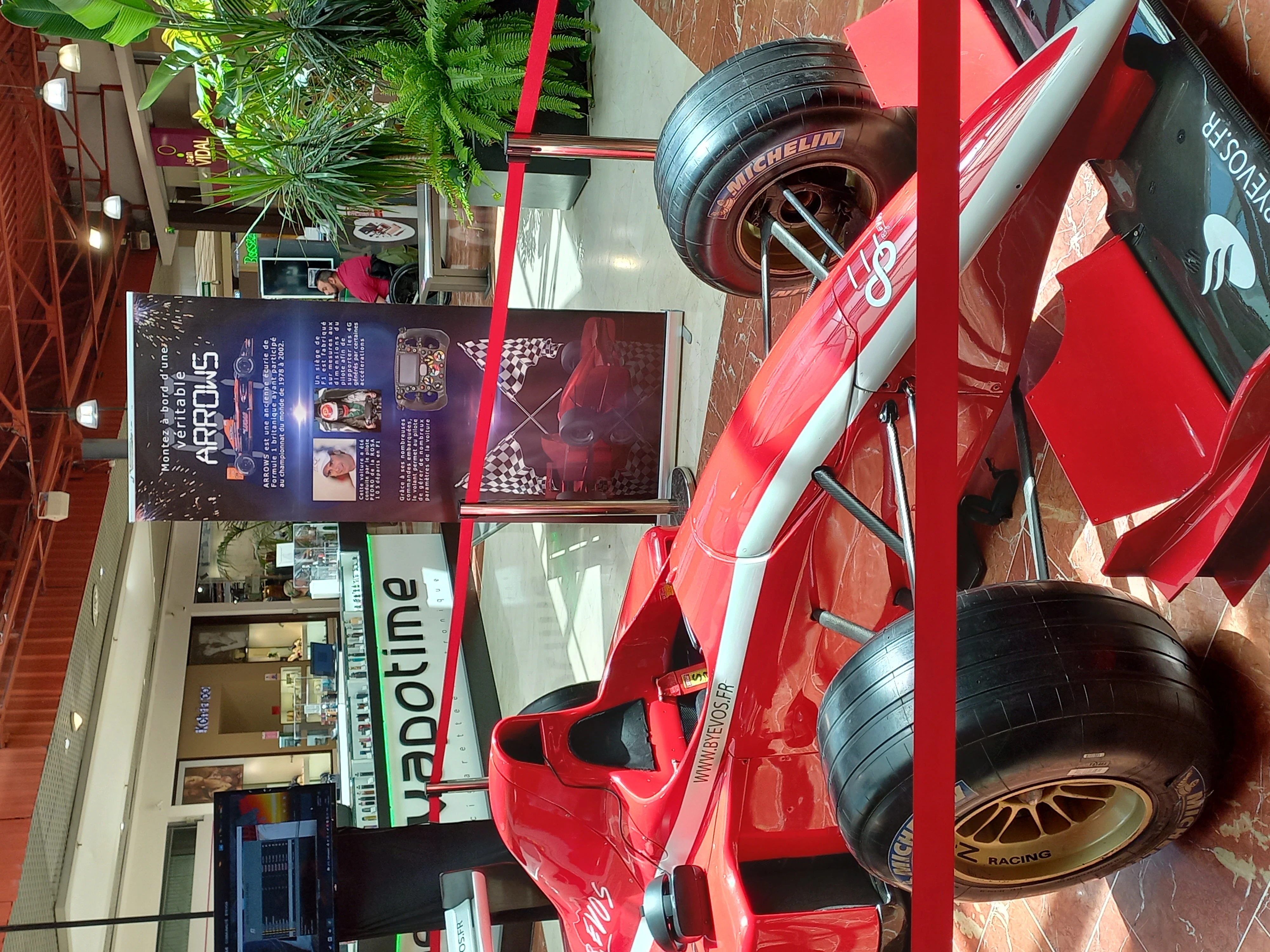 Cockpit de simulateur F1 VR installé dans le hall d'une galerie marchande