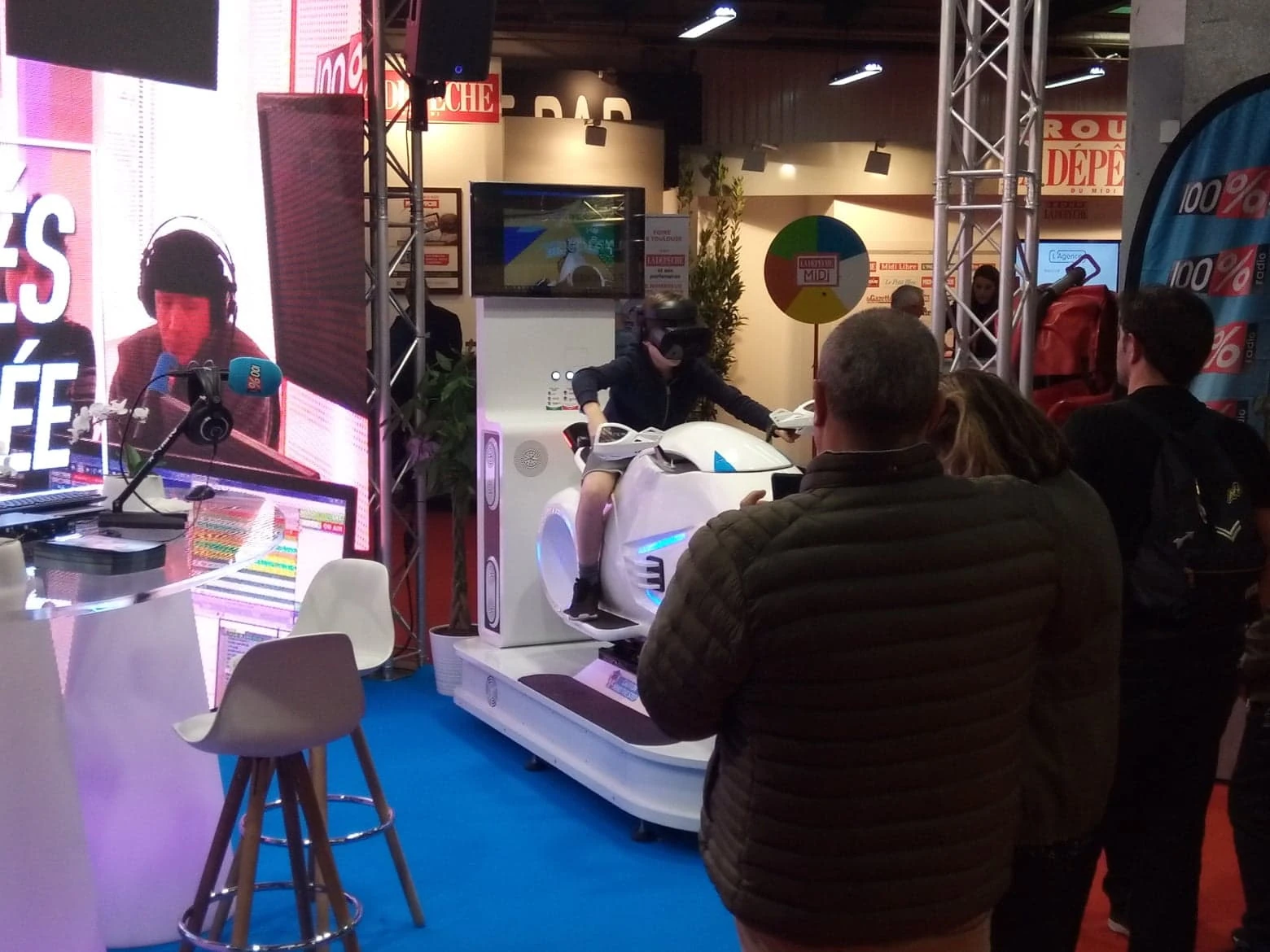 Simulateur moto VR avec public sur stand La Dépêche du Midi à la Foire de Toulouse 2019