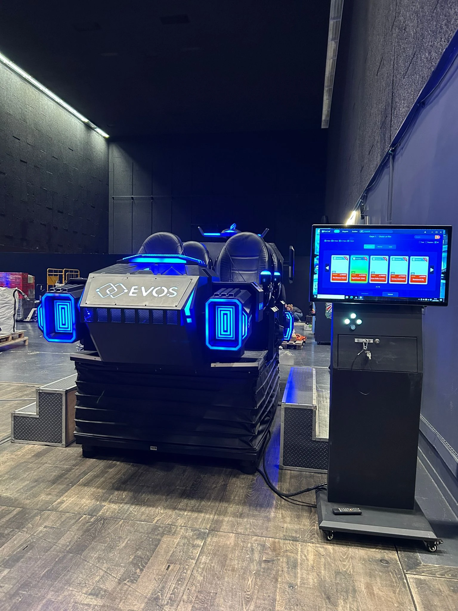 Simulateur navette spatiale VR By Evos avec participants en immersion lors d'une animation événementielle